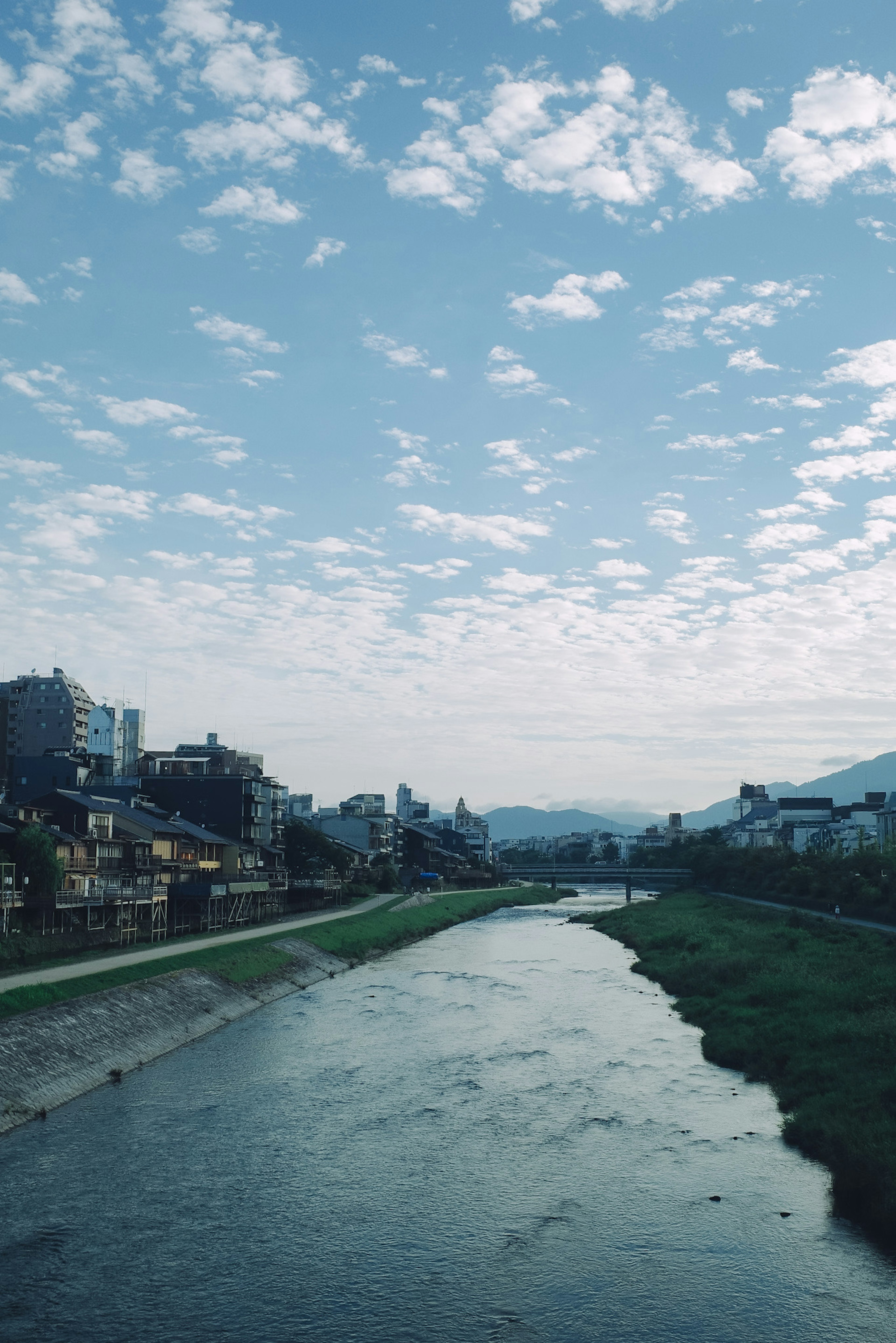 河流景觀，藍天和雲彩沿岸