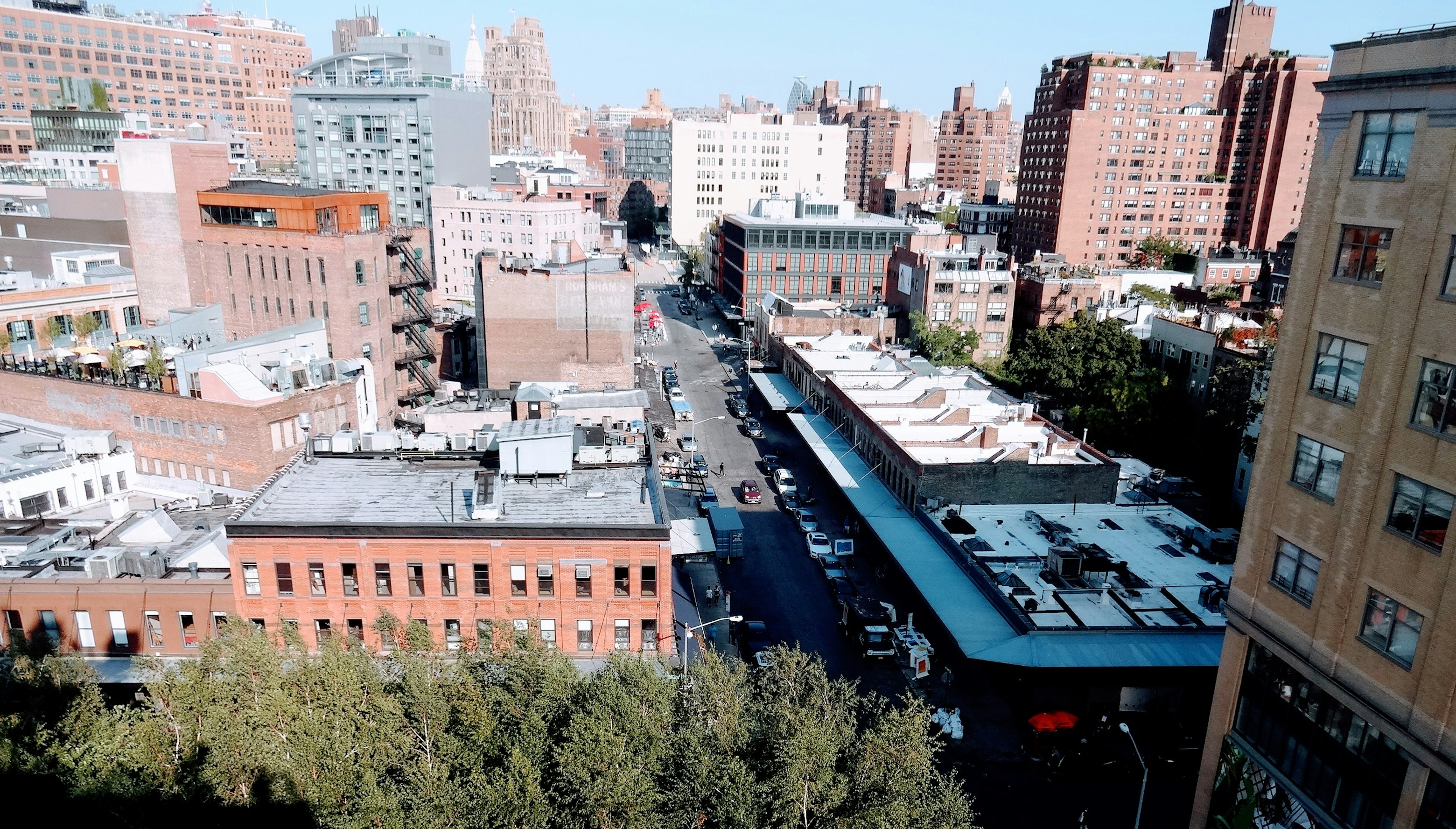 Blick auf die Skyline von Manhattan und eine Stadtstraße