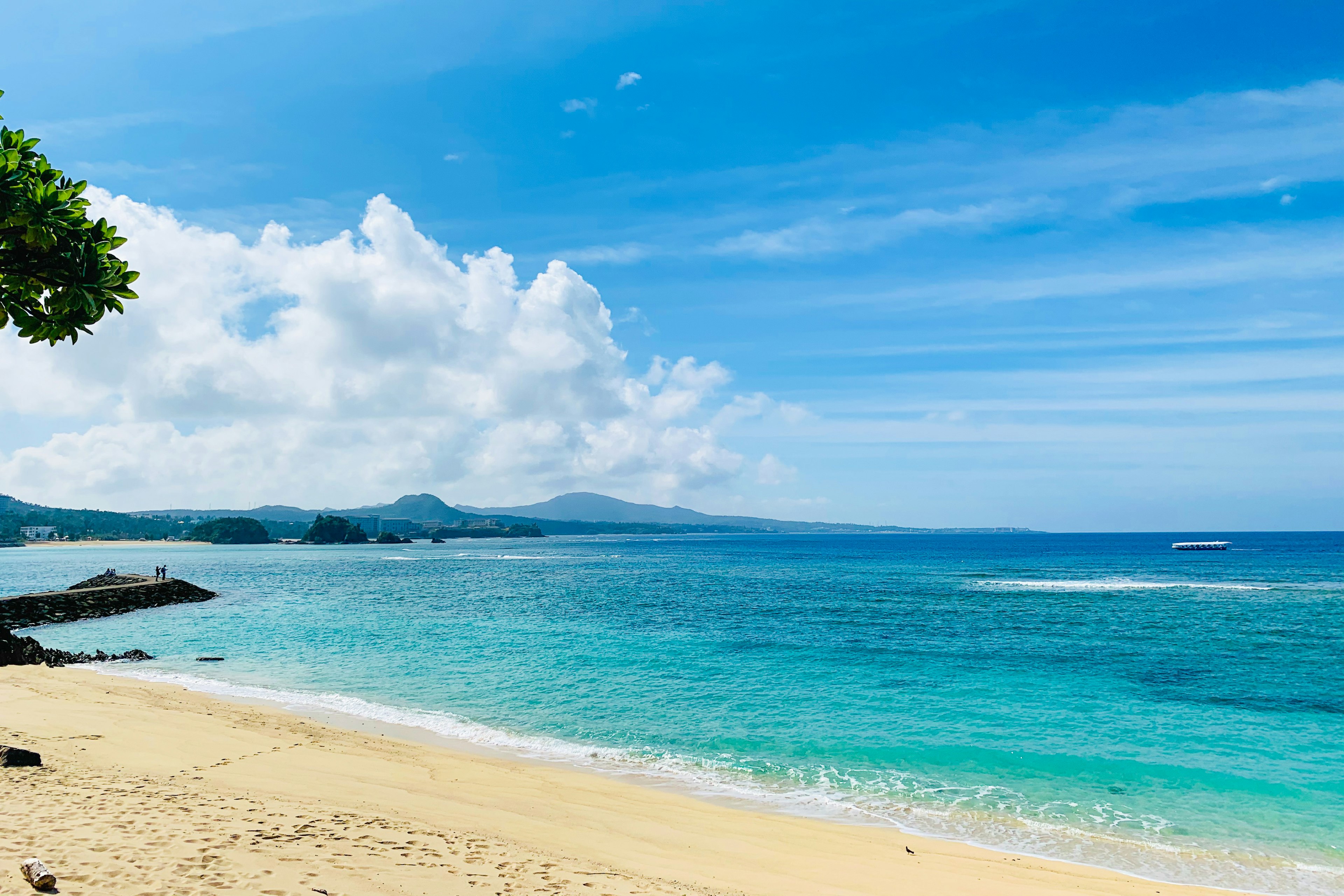 美しいビーチと青い海が広がる風景