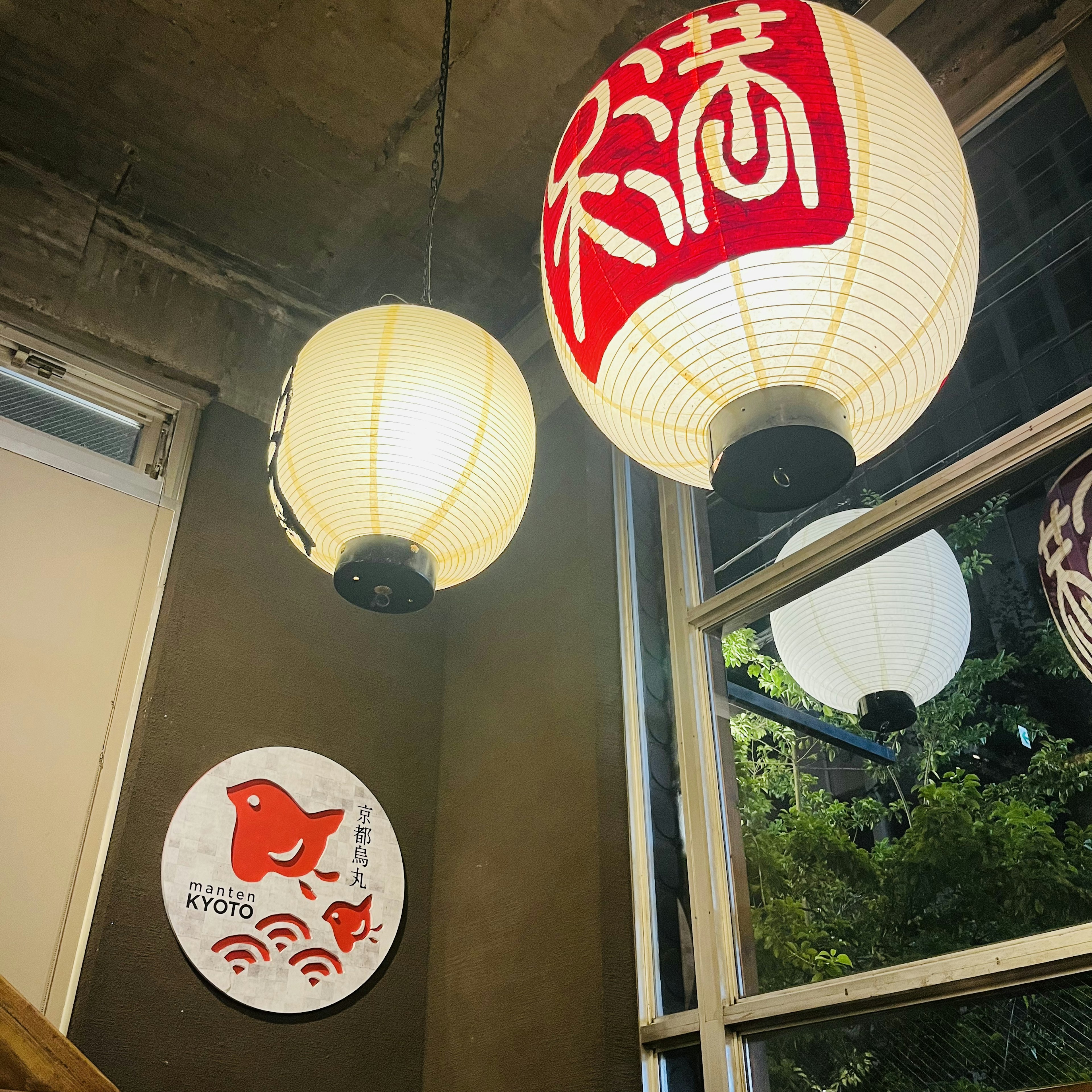 Lanternes japonaises traditionnelles de couleurs rouge et blanche suspendues dans un coin de restaurant confortable