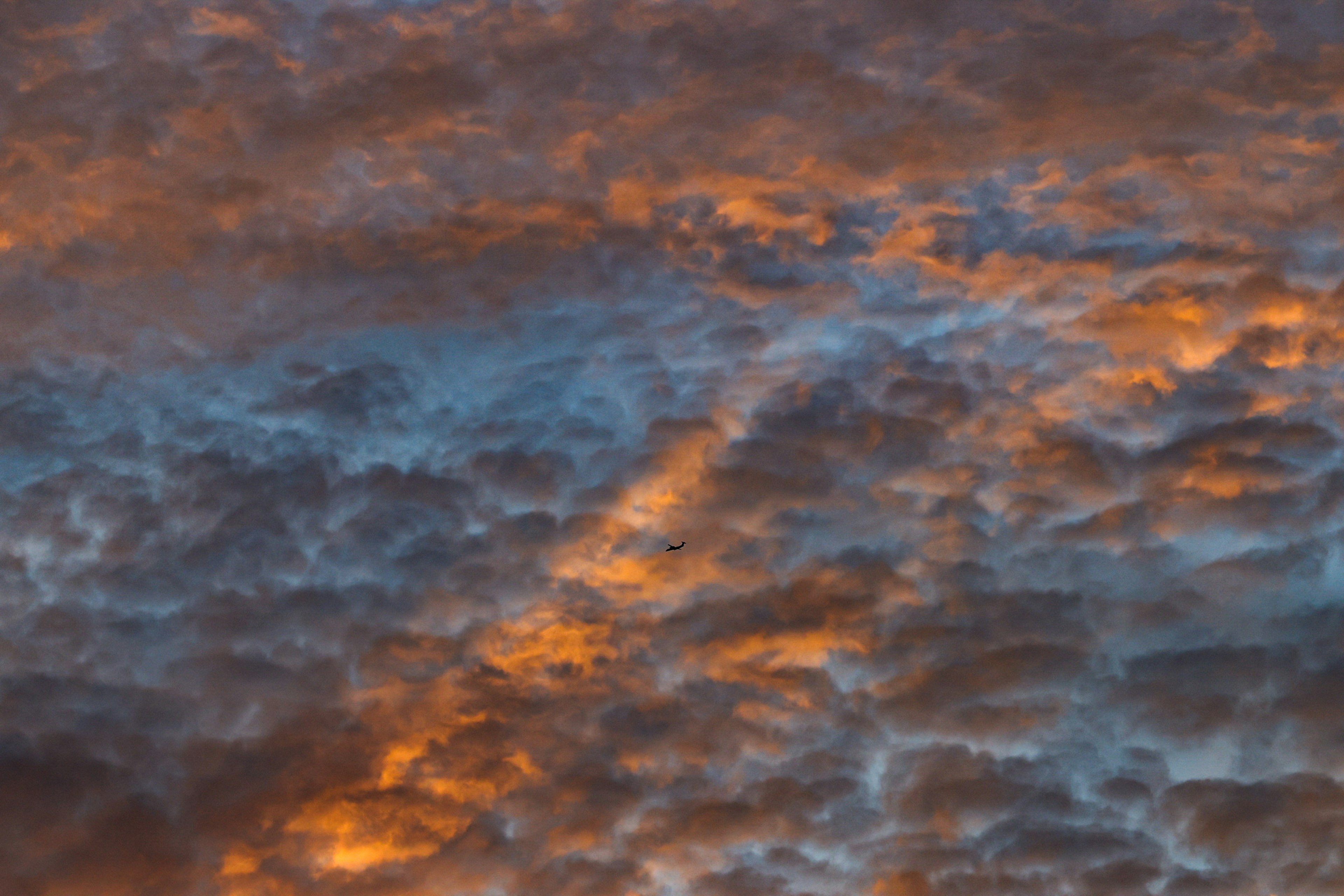 Motivi di nuvole arancioni e blu vivaci nel cielo