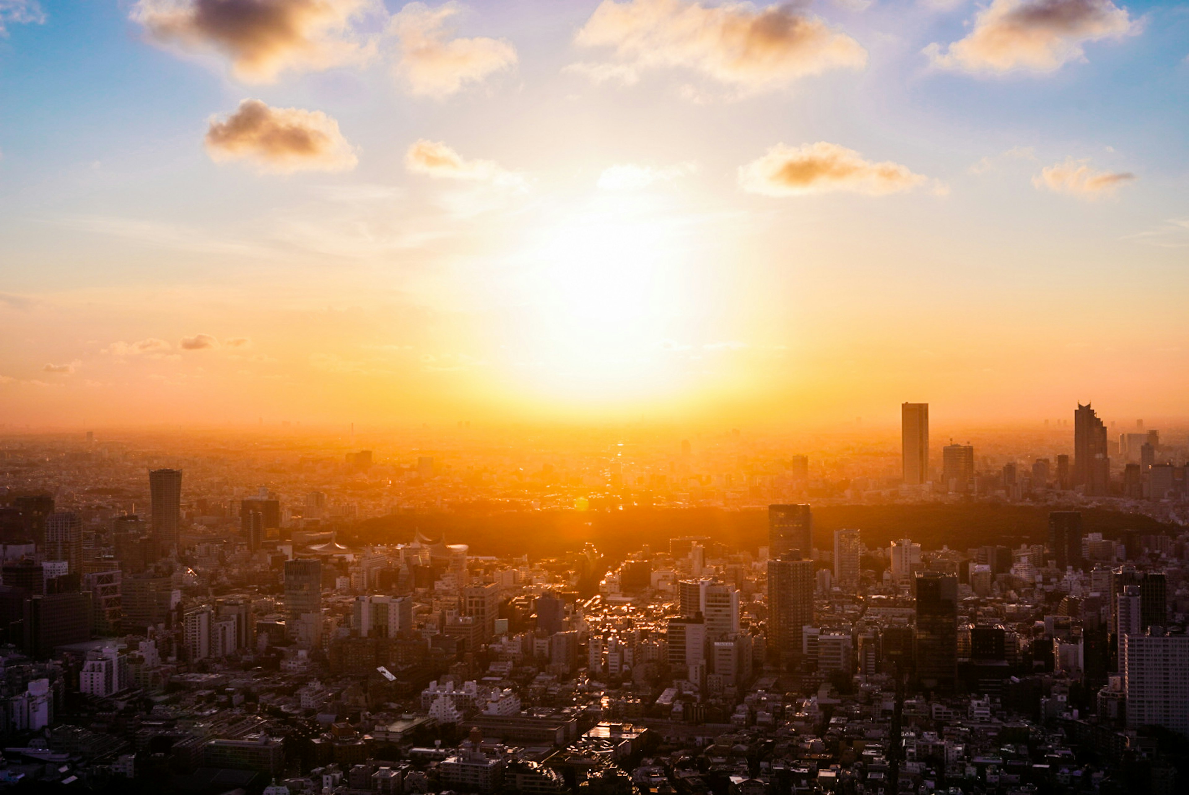 Hermoso atardecer iluminando el horizonte urbano