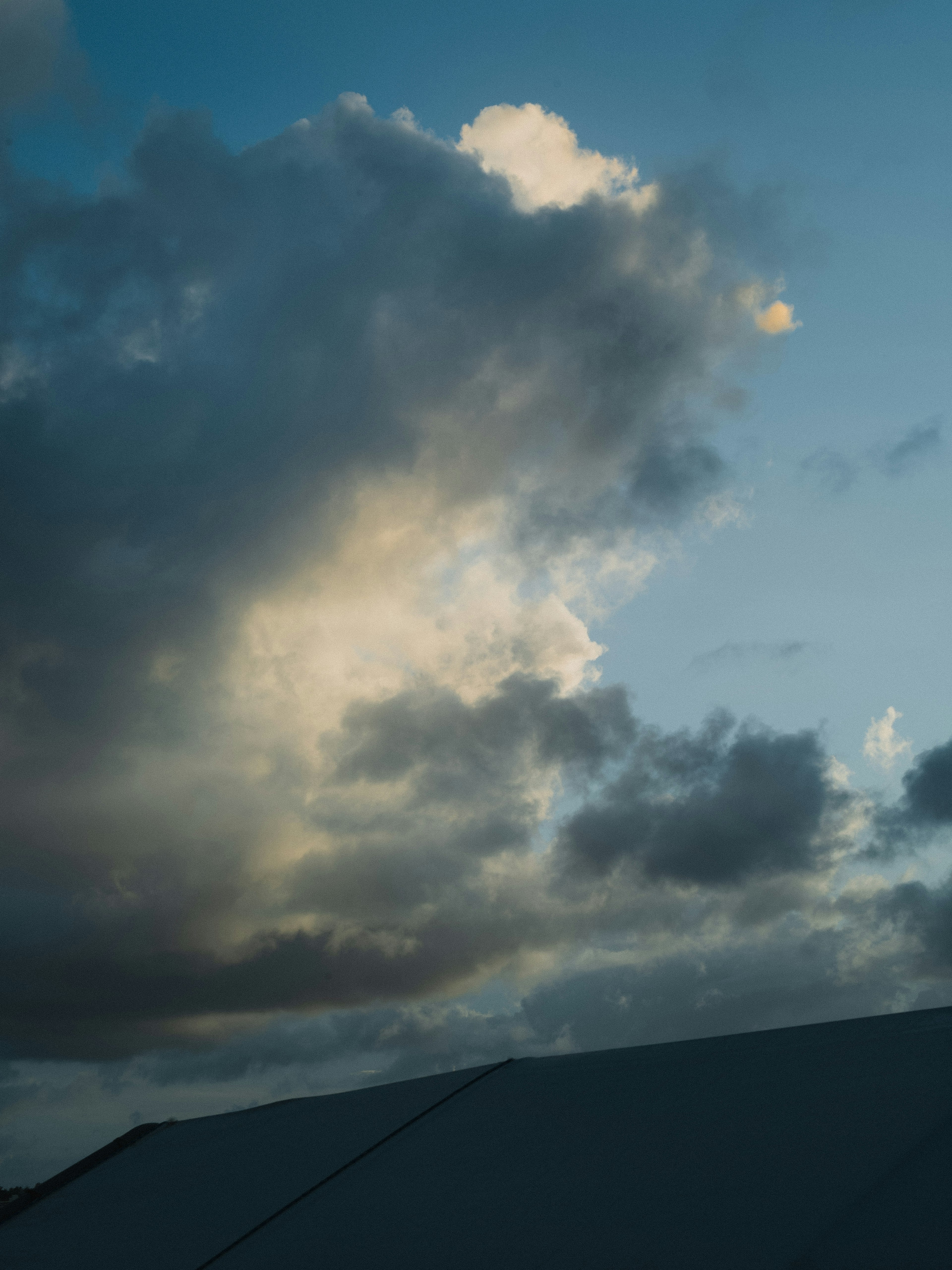 Cielo con nuvole e silhouette di un tetto