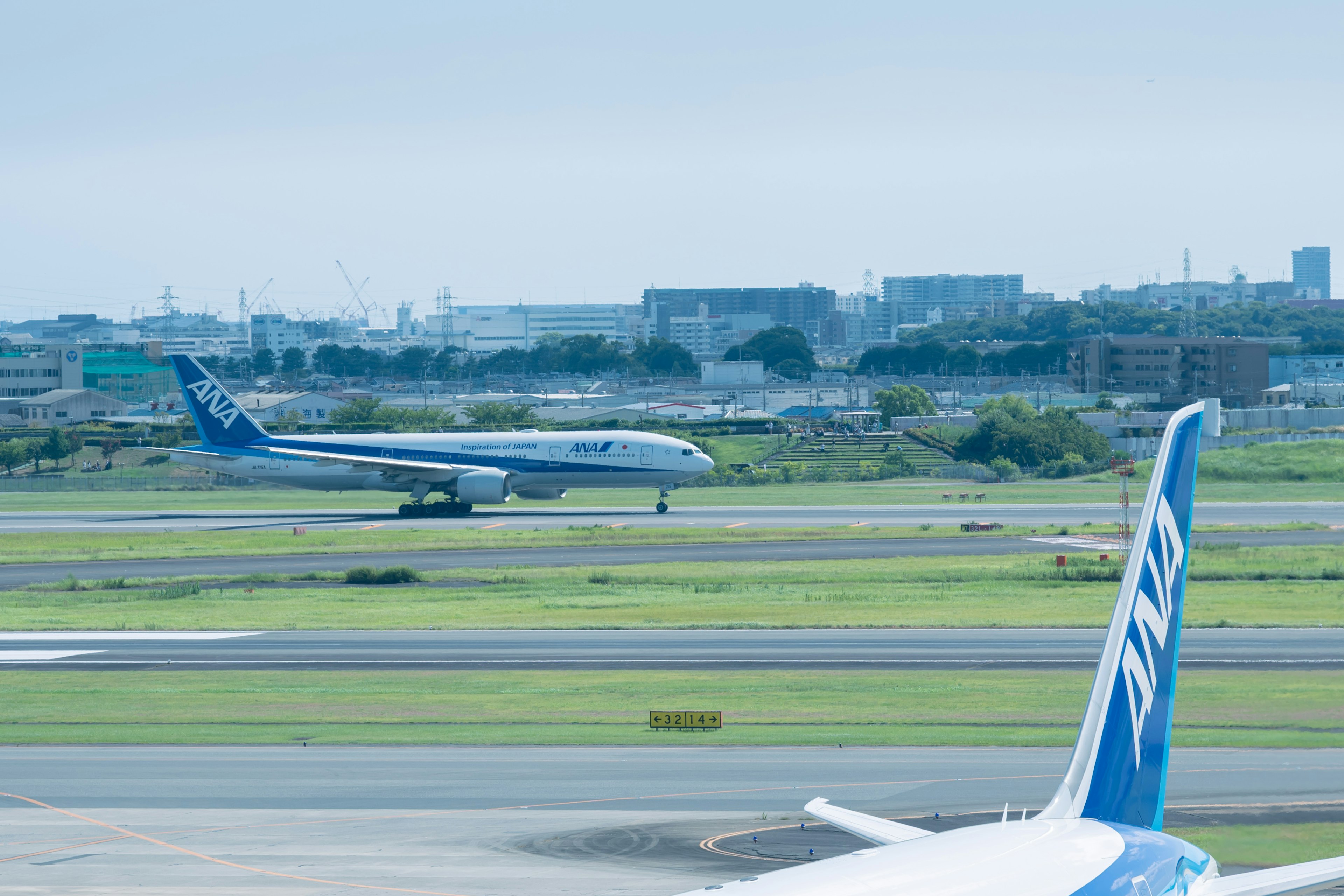 Flugzeug landet am Flughafen mit einem anderen Flugzeugflügel im Blick