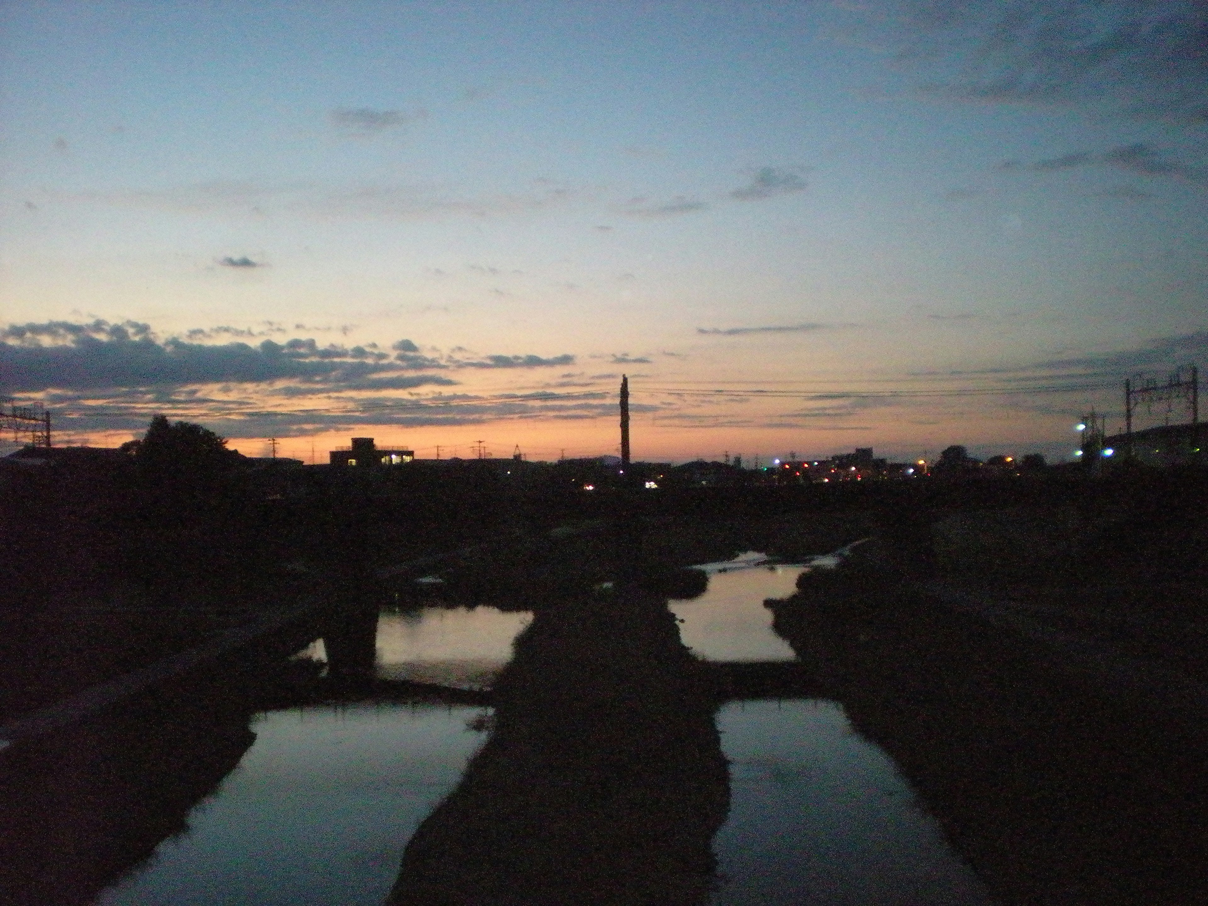 Malersicher Blick auf einen Fluss bei Sonnenuntergang mit buntem Himmel