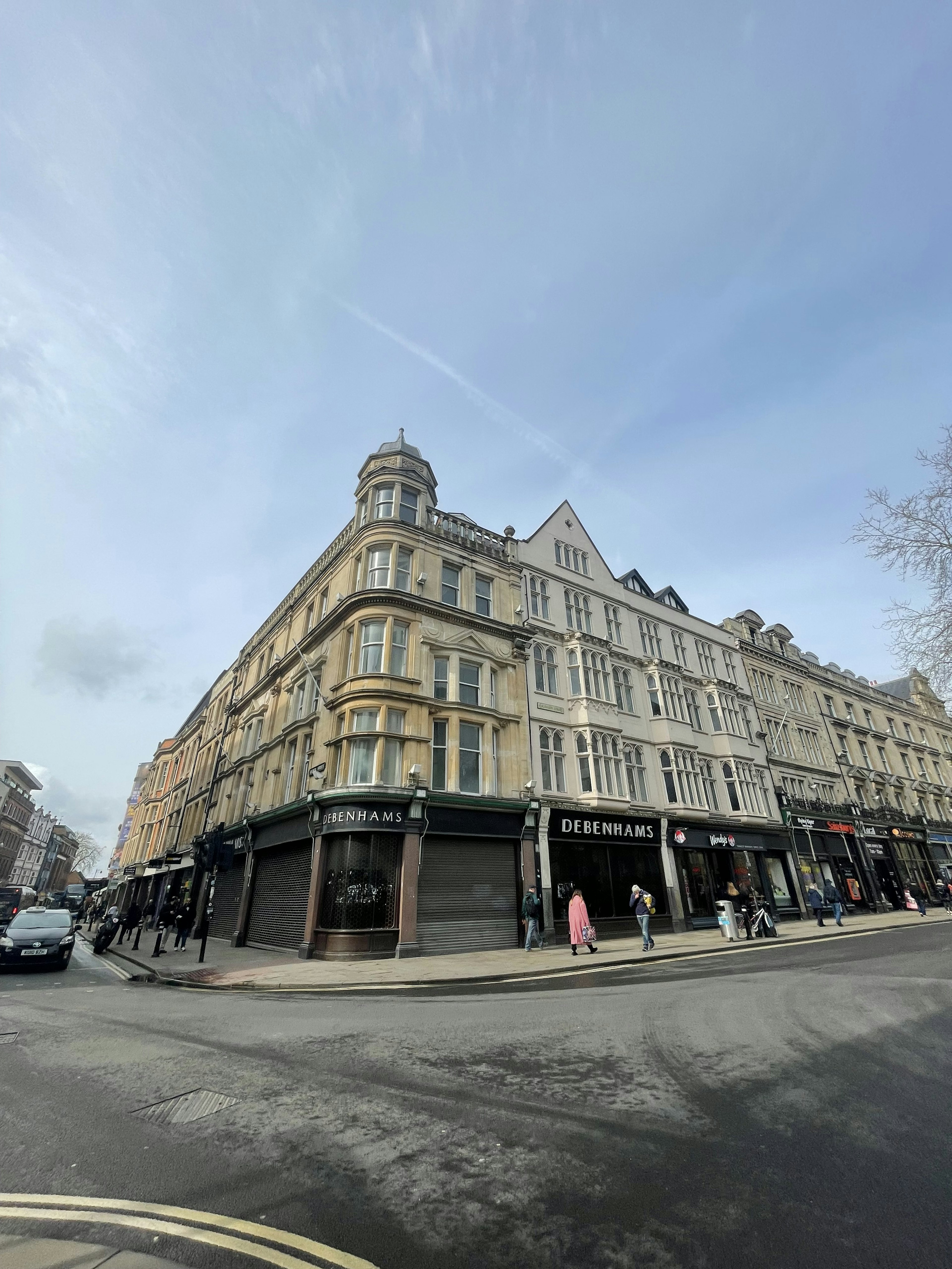 Façade d'un bâtiment magnifique à un coin de rue de Londres