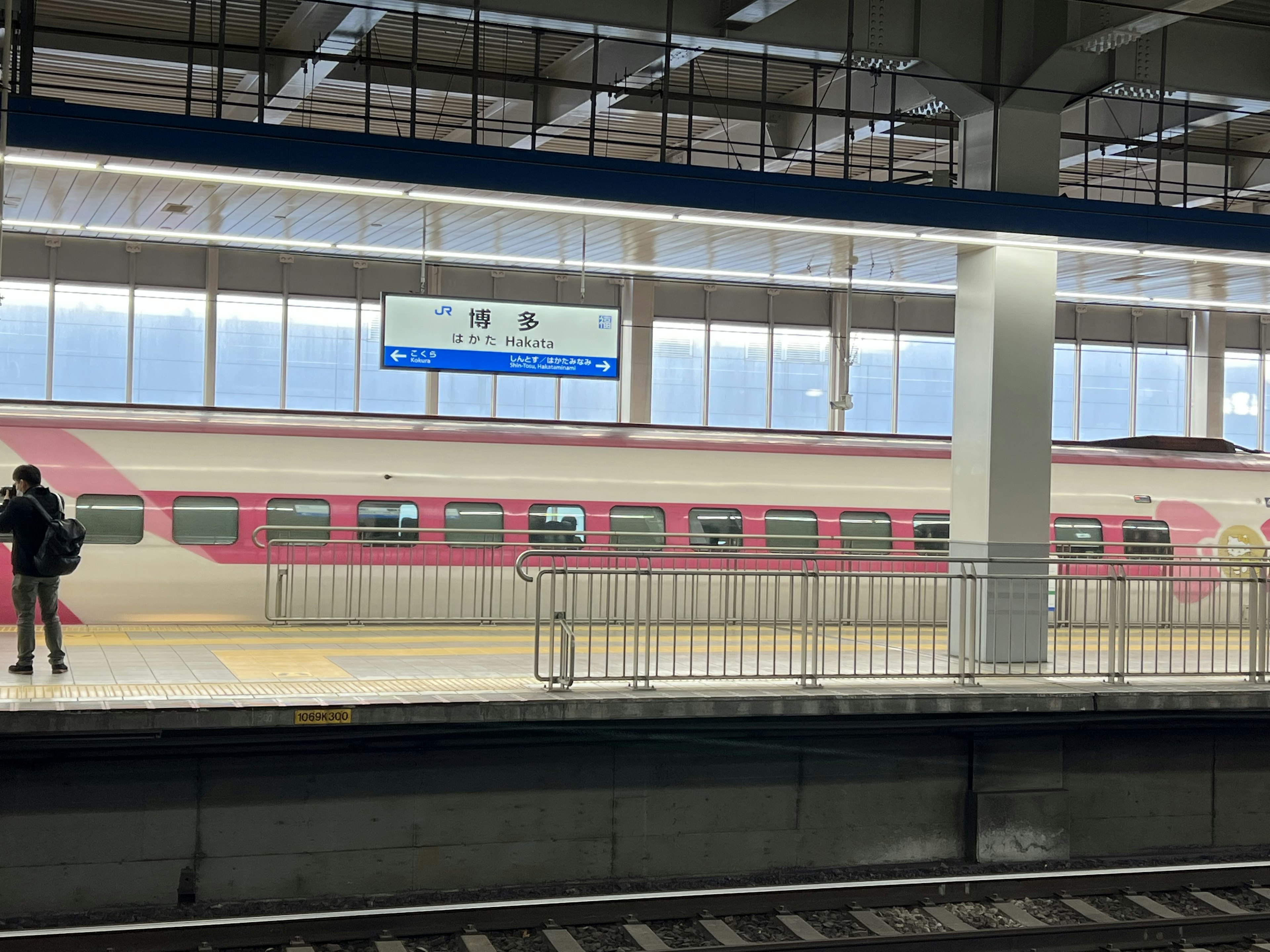 Tren Shinkansen en una estación con un pasajero