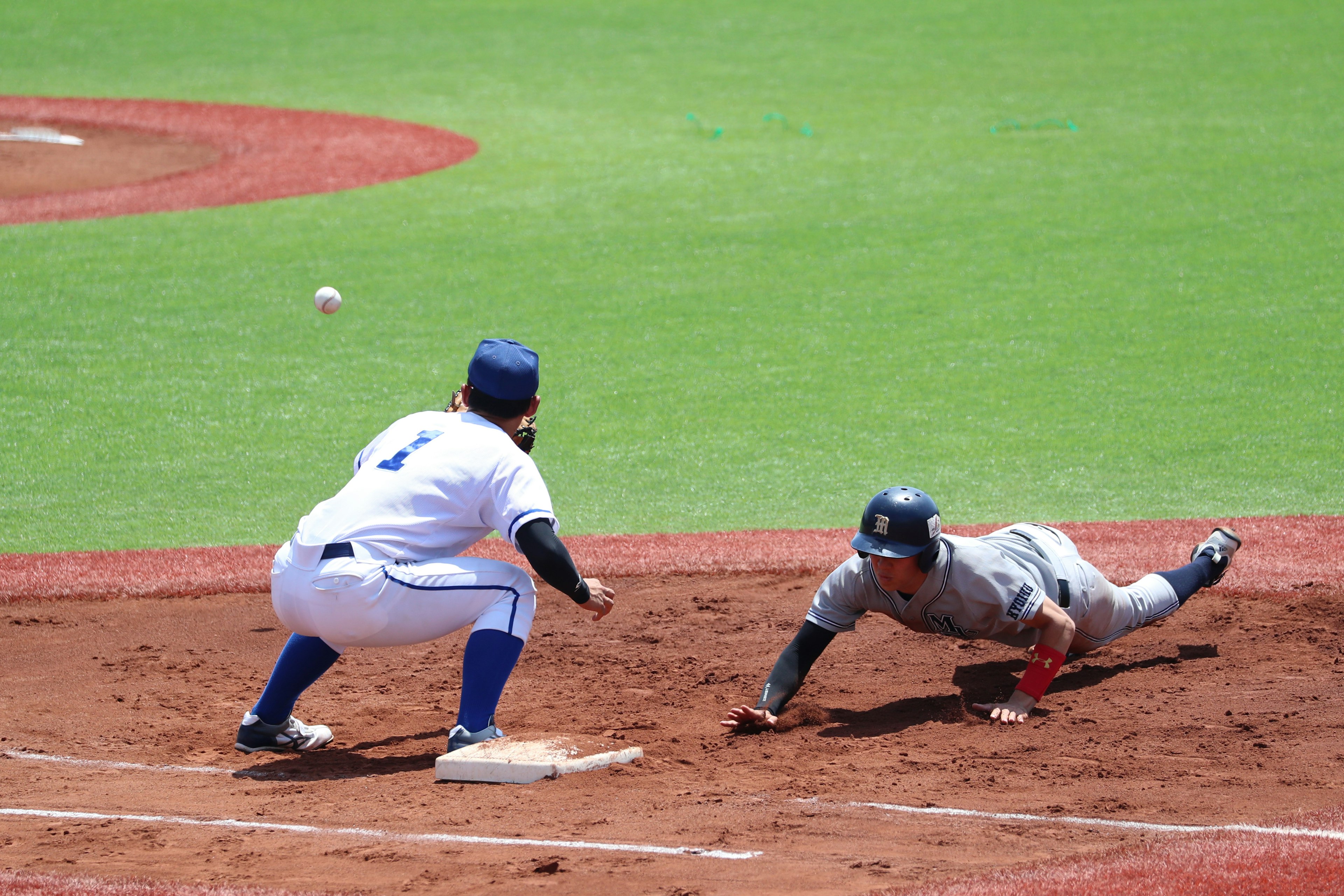 Un giocatore di baseball che scivola verso la base durante una partita