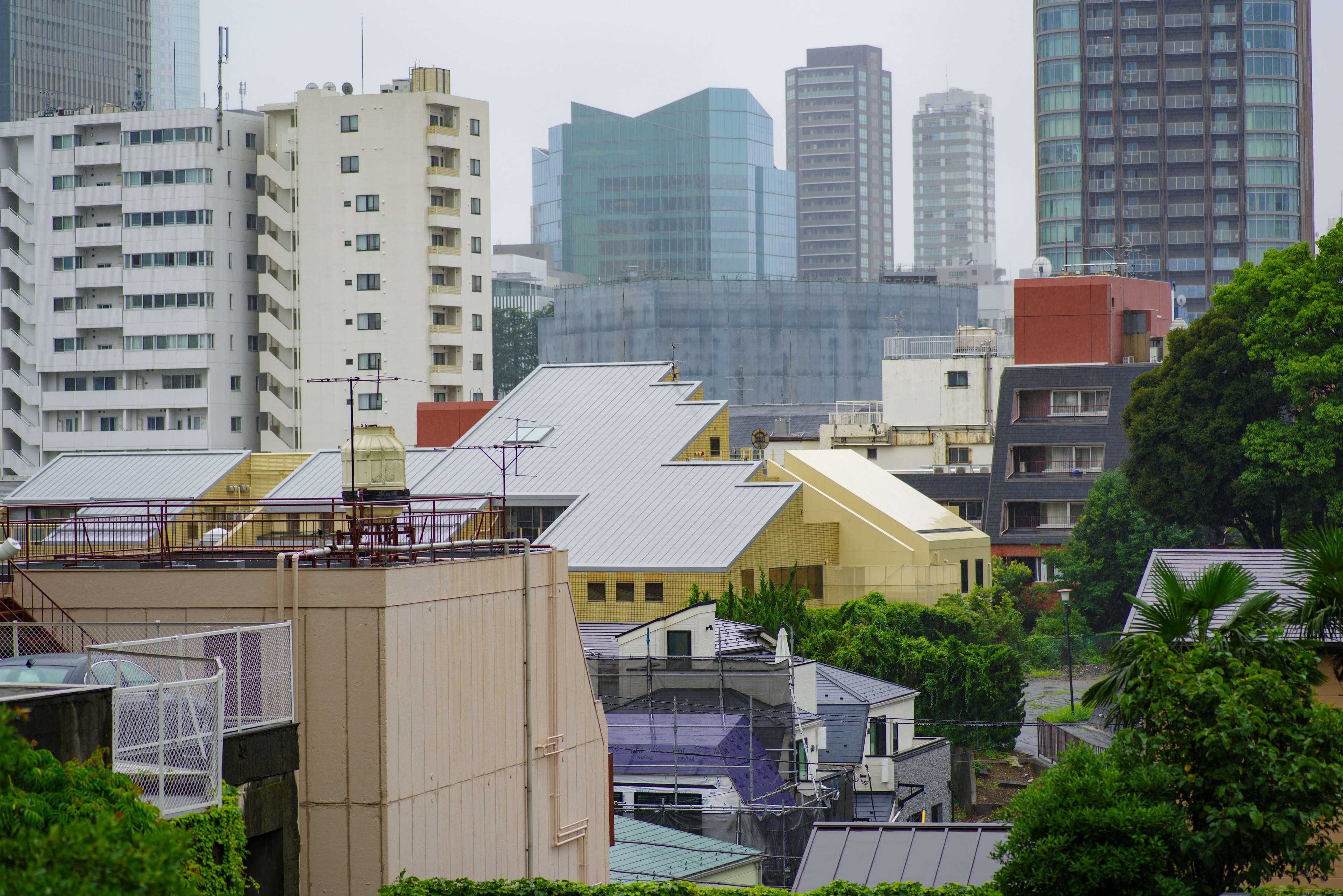 Paysage urbain avec des gratte-ciel modernes et de la verdure à Tokyo