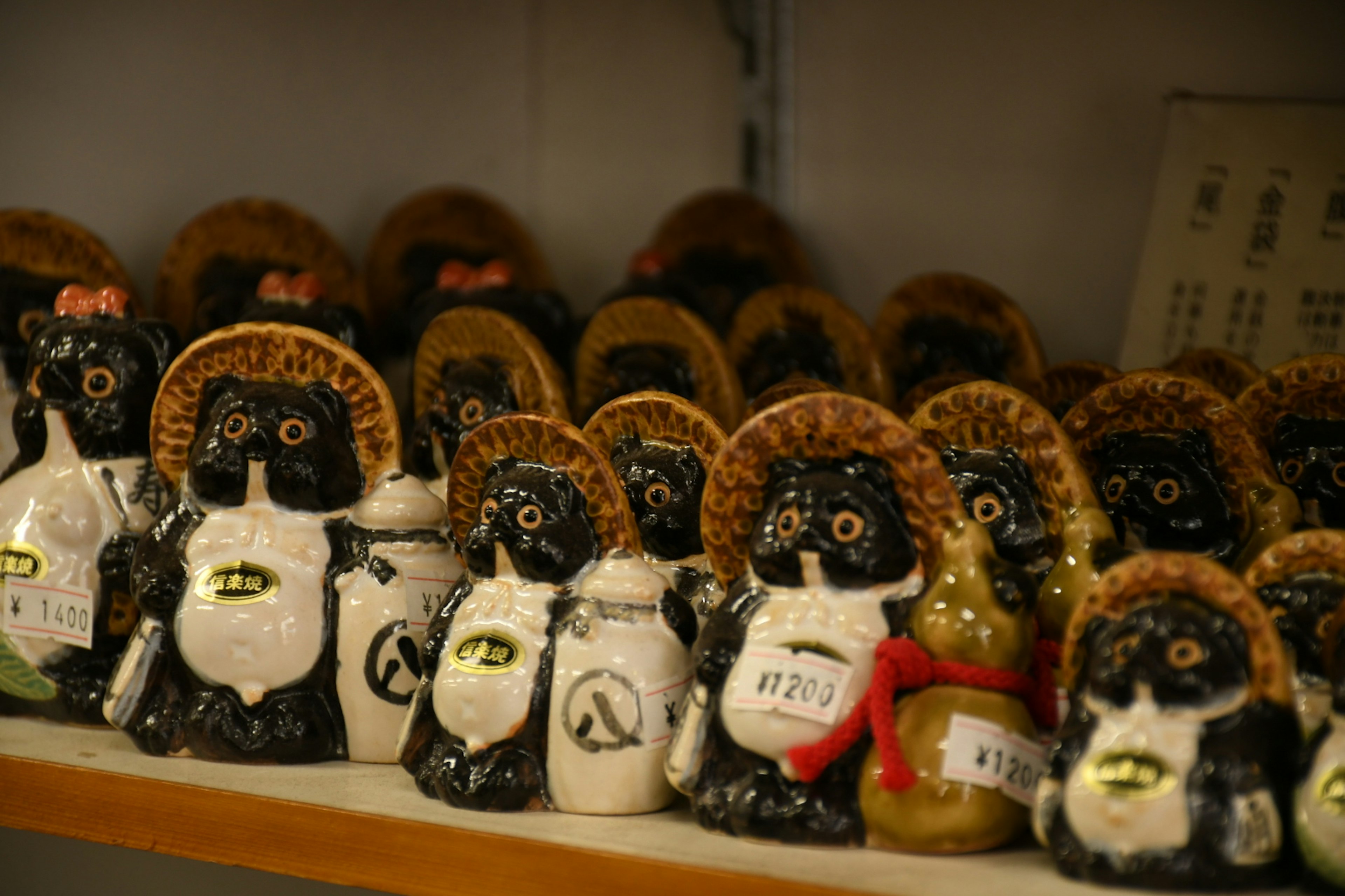 Figurines en céramique de tanuki disposées sur une étagère