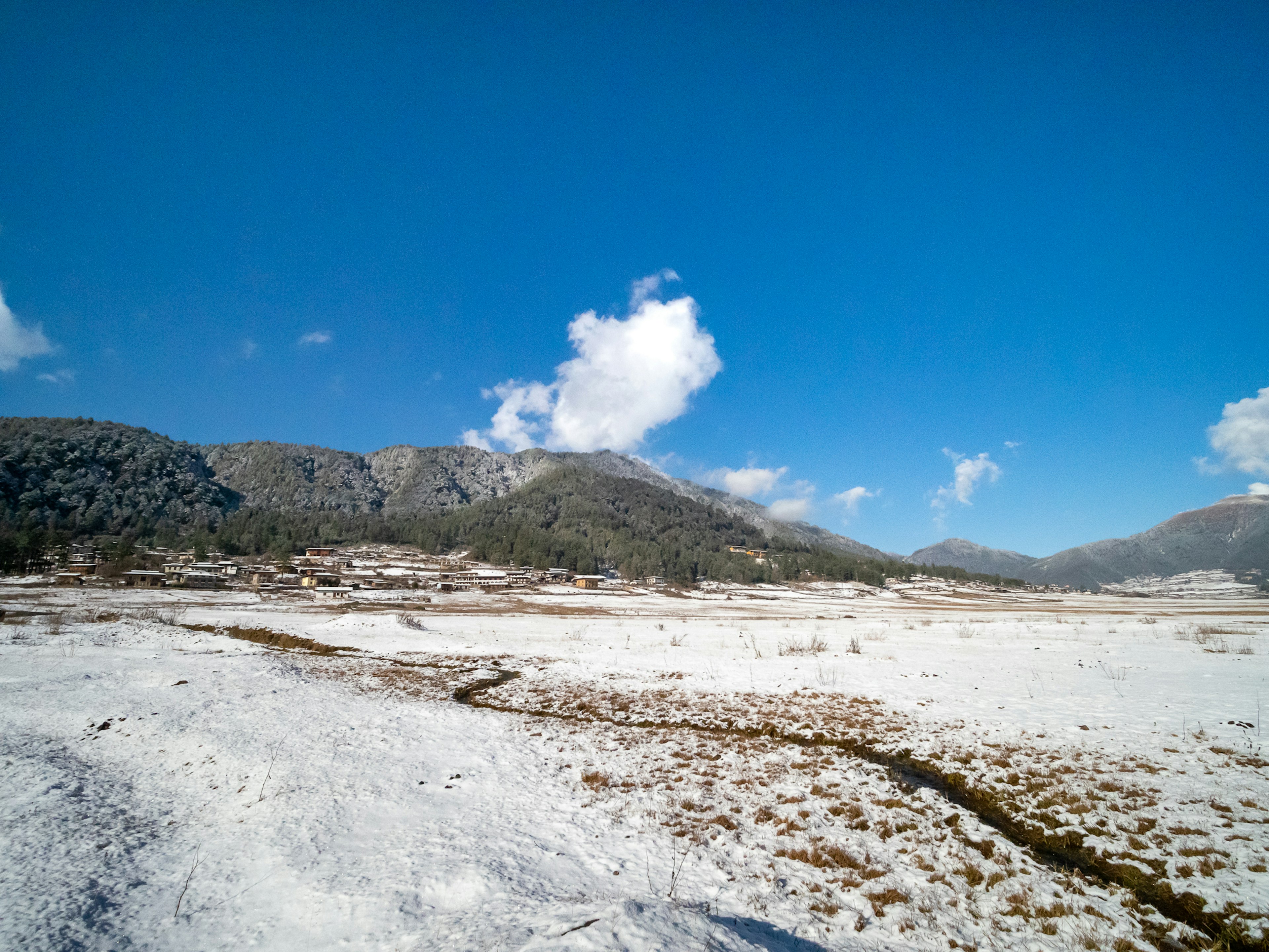 Paesaggio innevato con montagne sotto un cielo blu