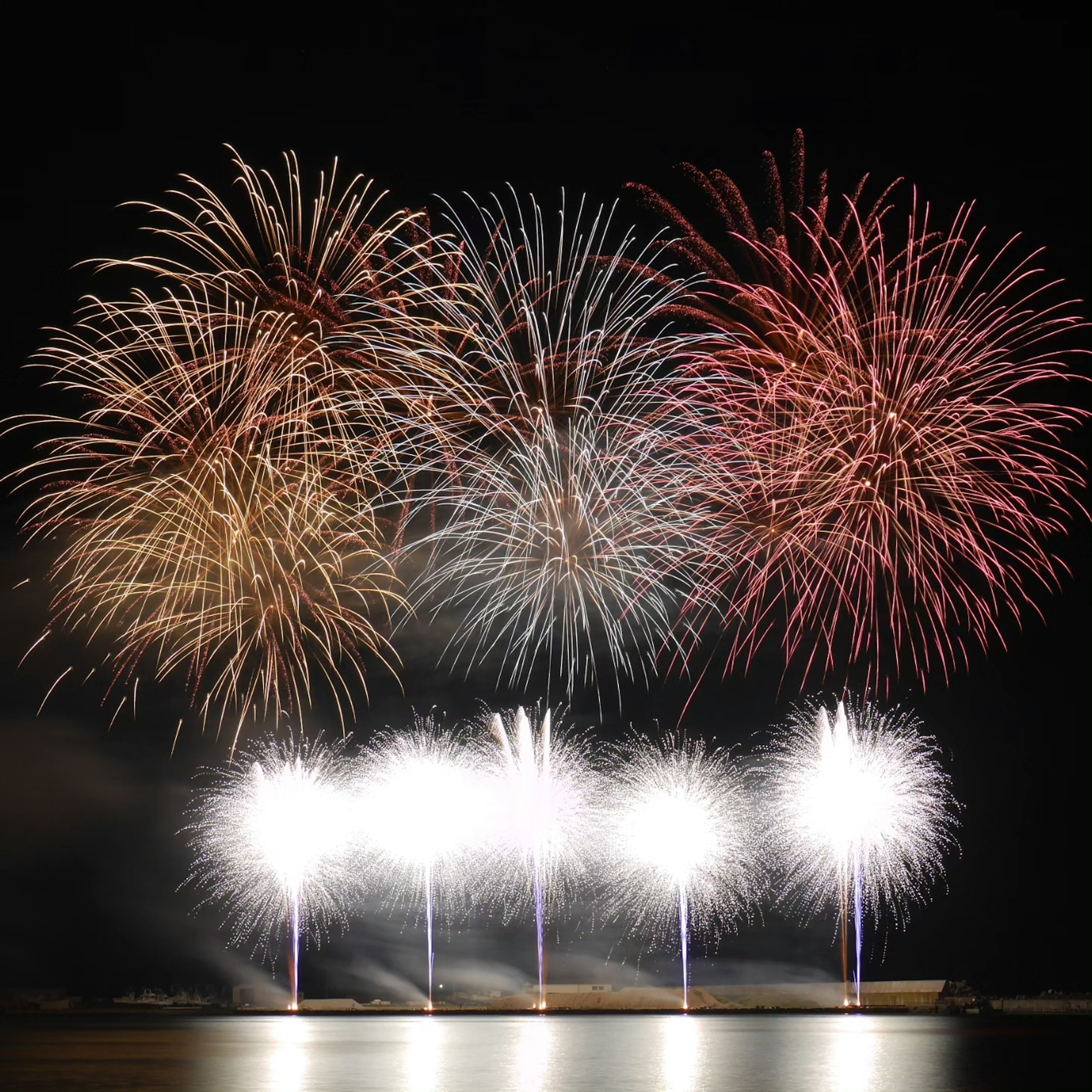 夜空に広がる色とりどりの花火のショー