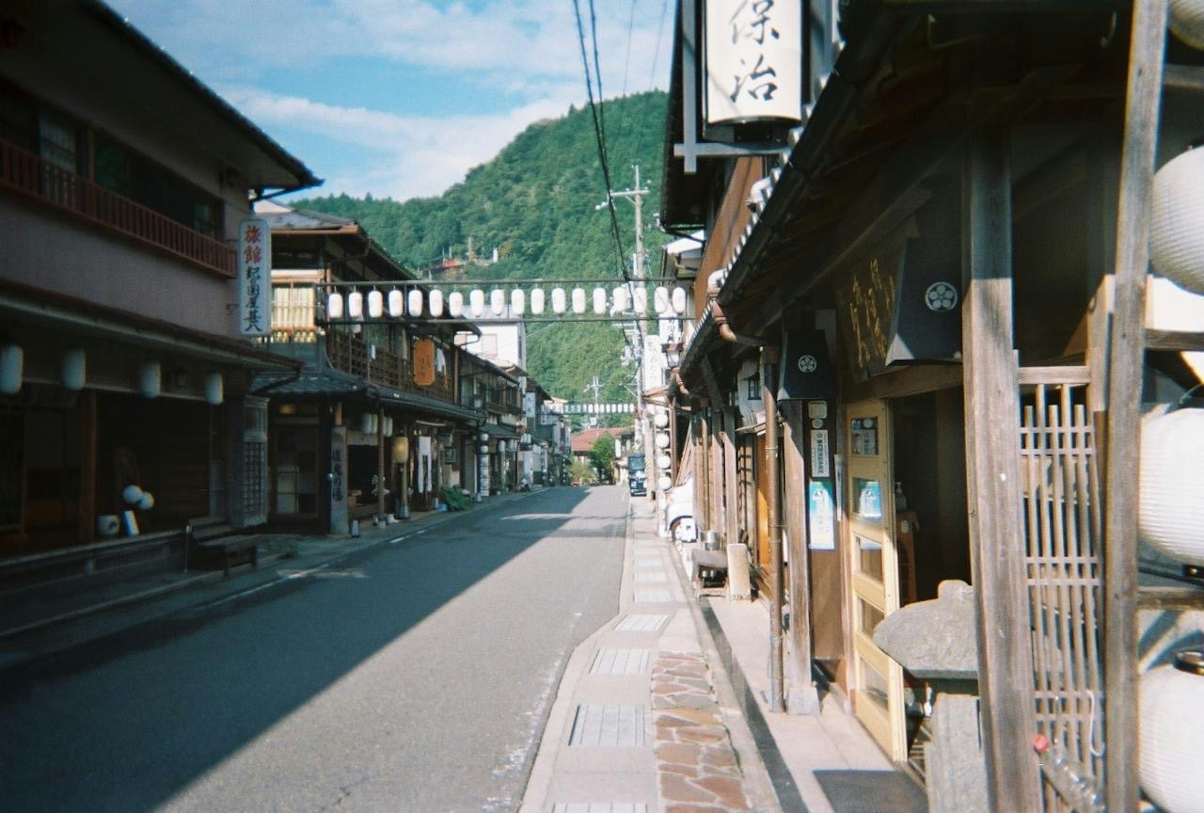 静かな街並みの風景 古い建物と青空