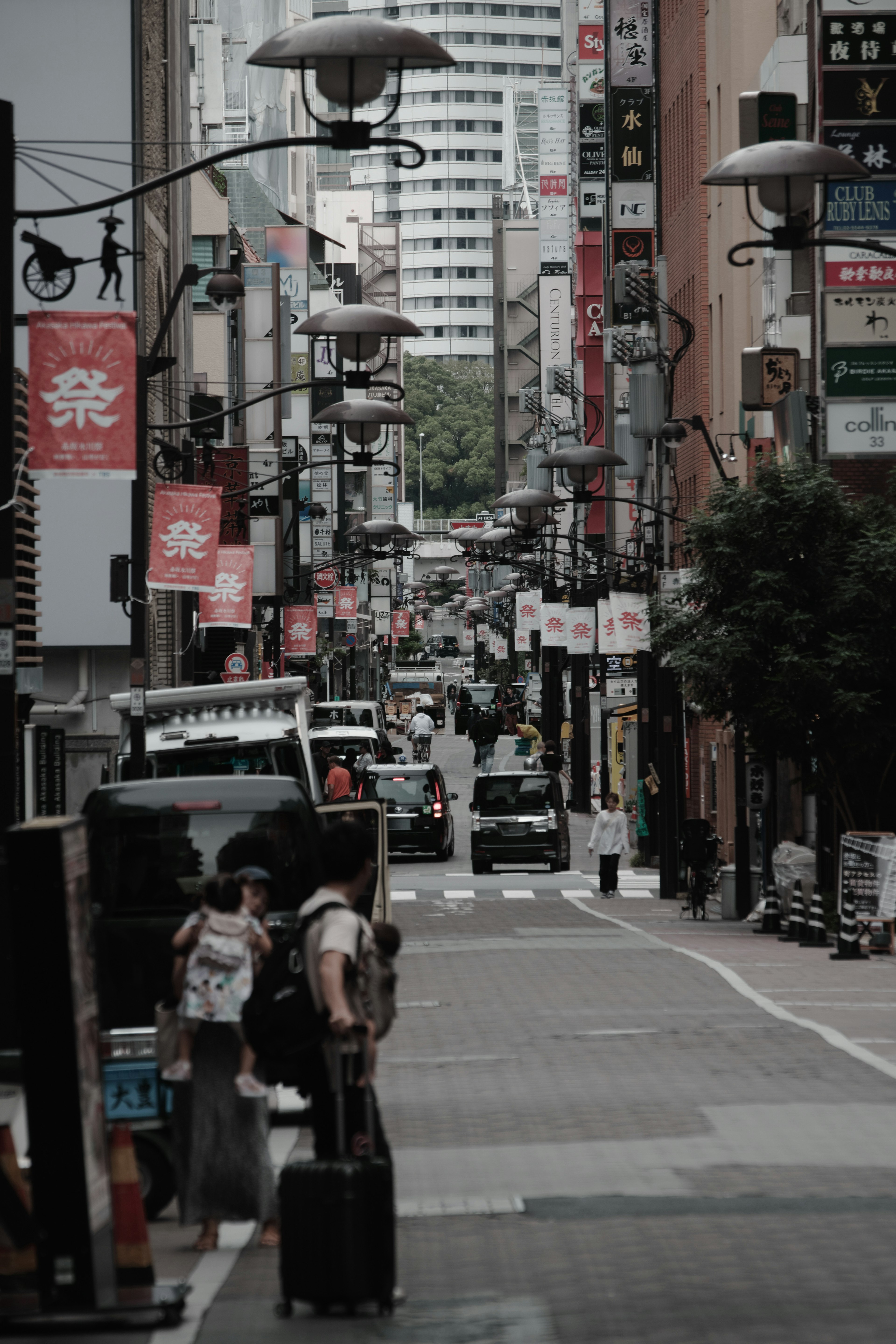 繁忙街道场景，行人和商店