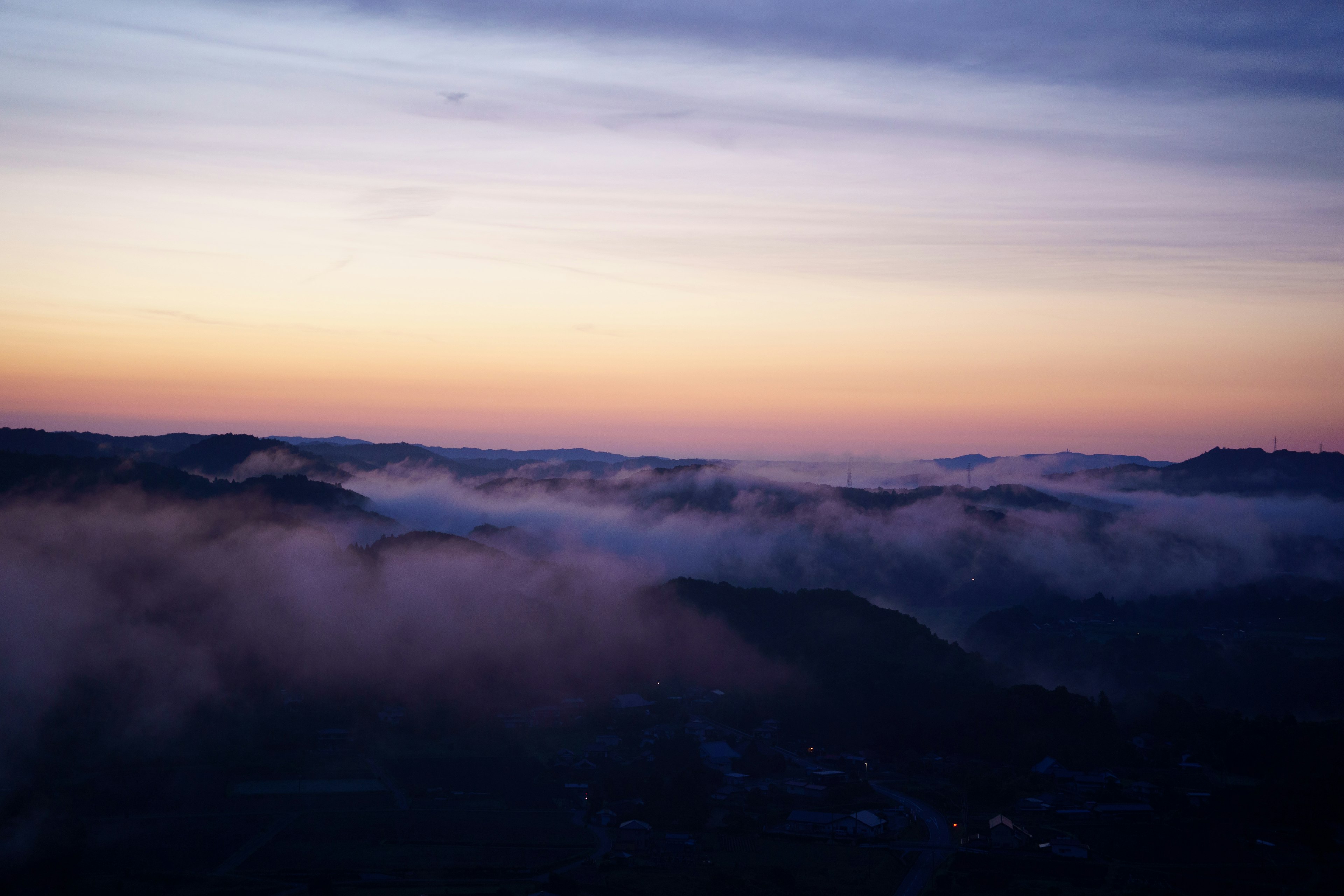 霧の中の山々と美しい夕焼けの景色