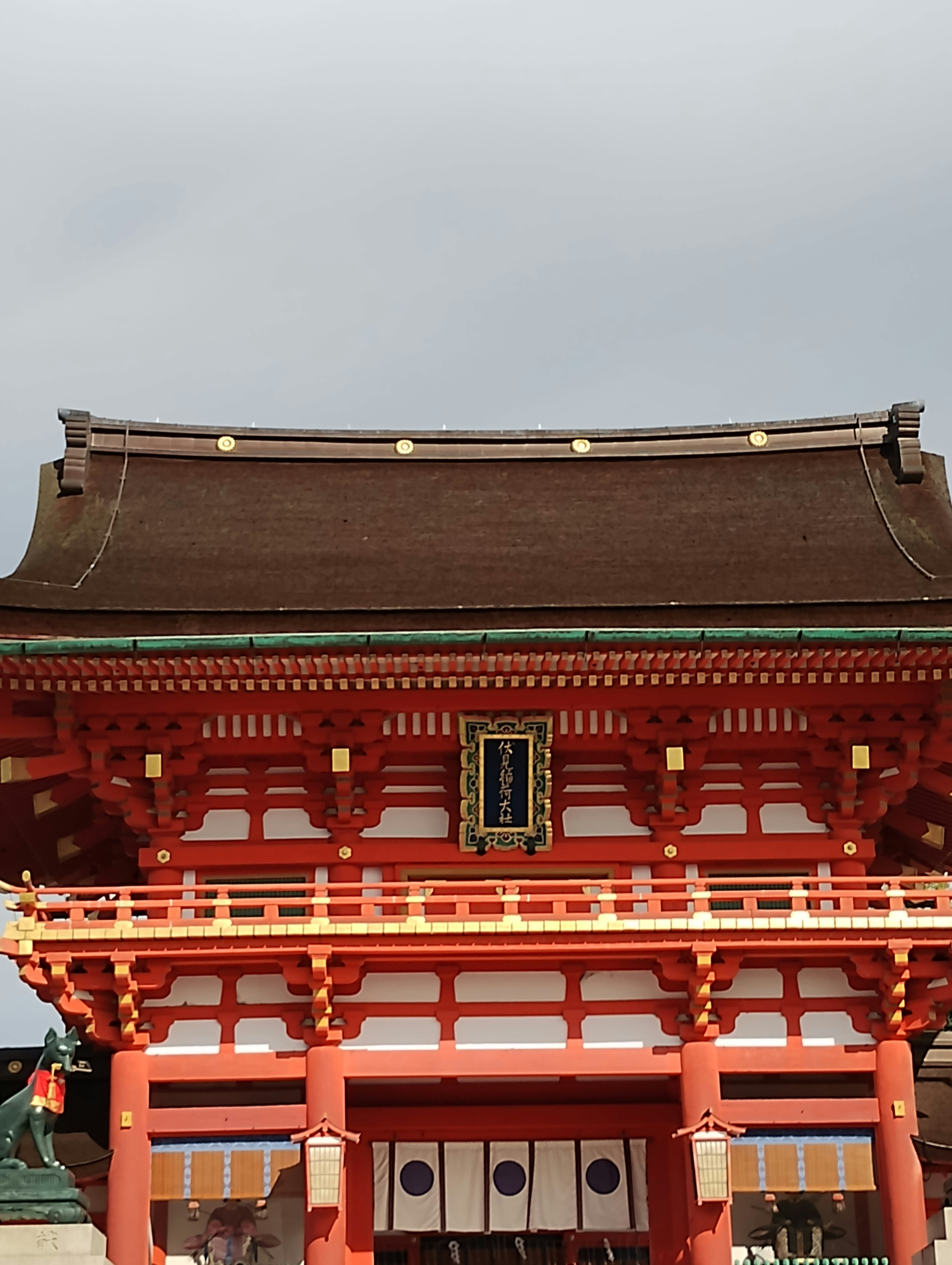 红色神社门，屋顶细节精美