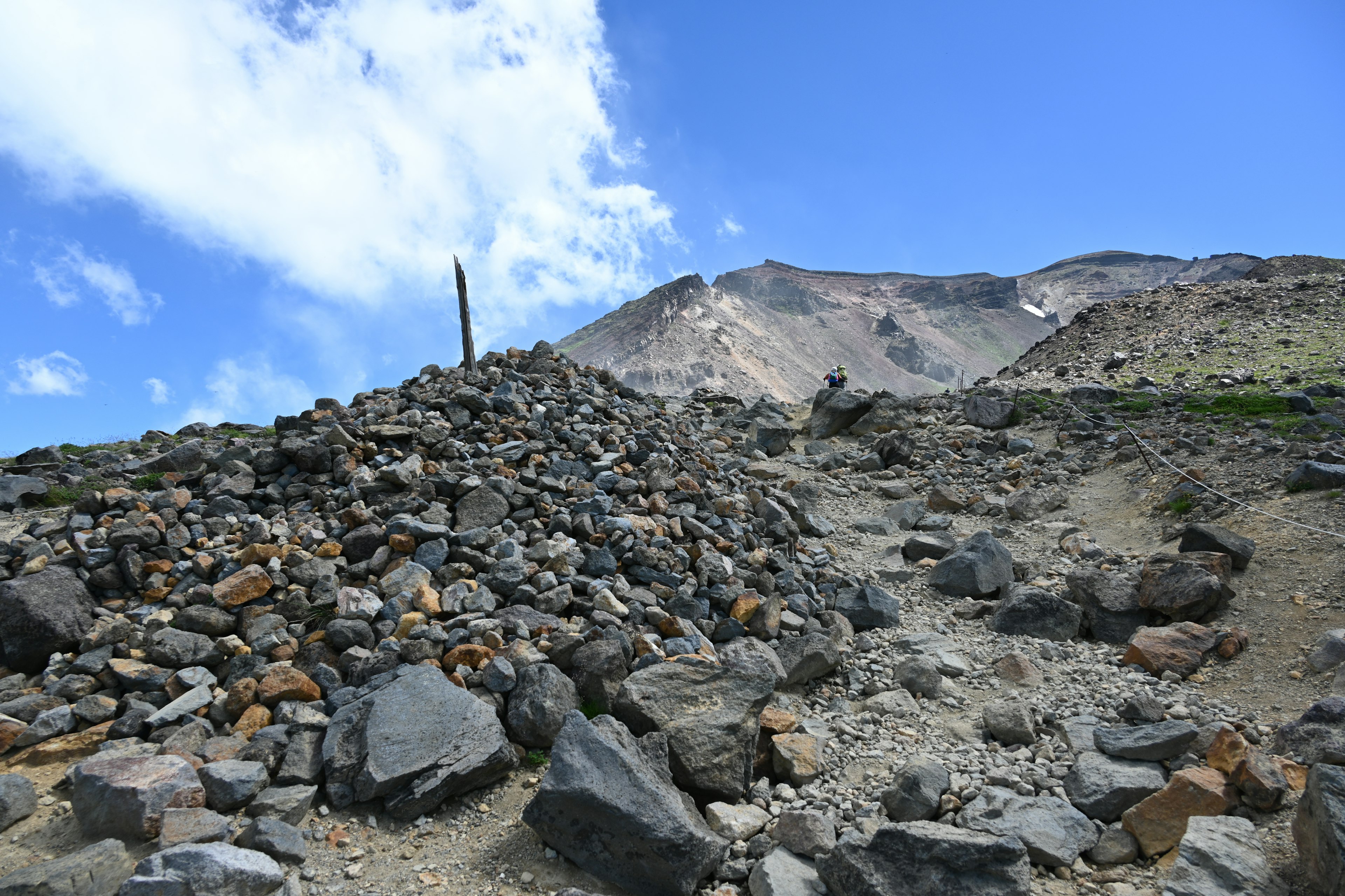 Tumpukan batu di lereng gunung di bawah langit biru