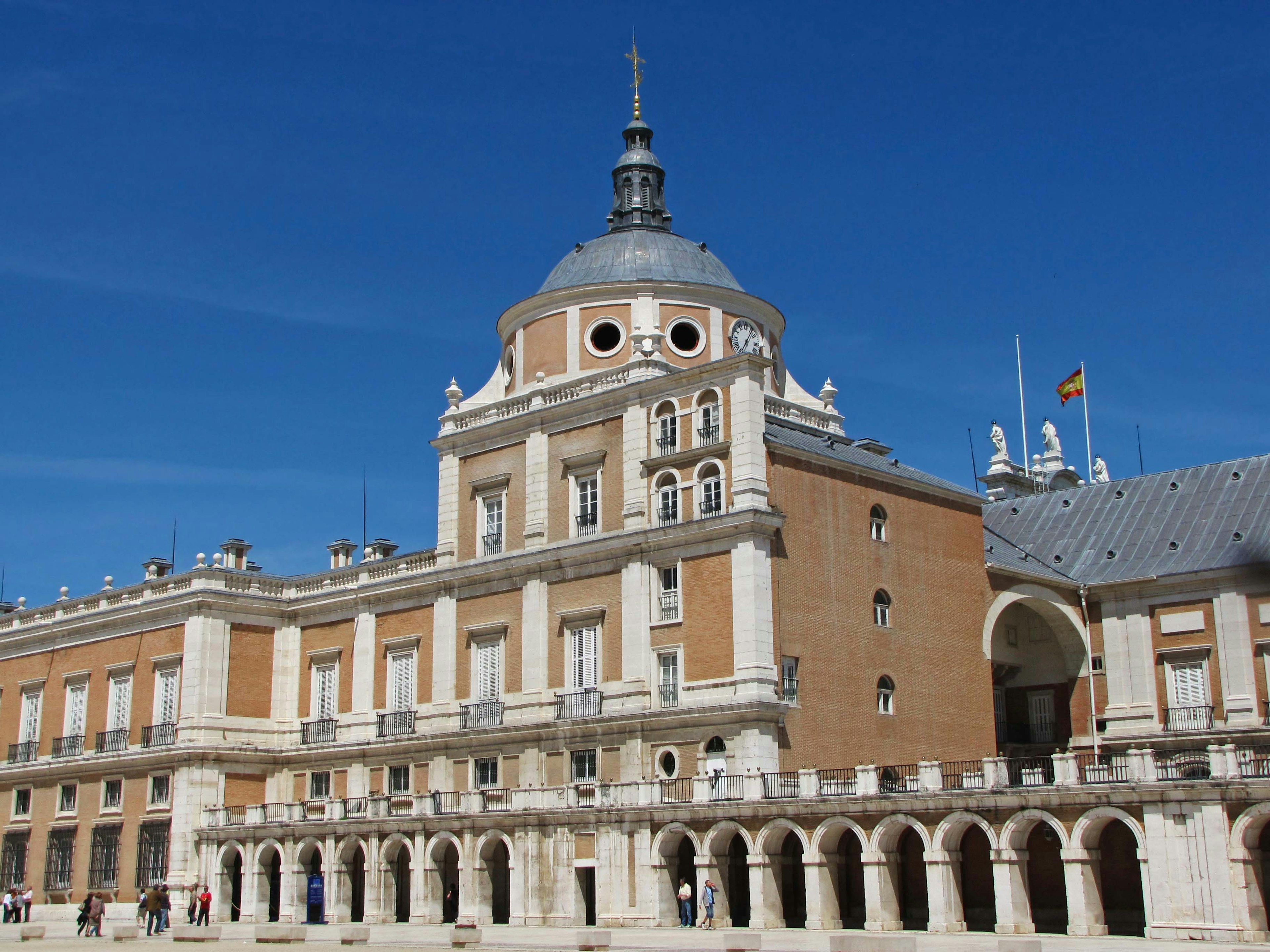 Façade d'un bâtiment historique sous un beau ciel bleu