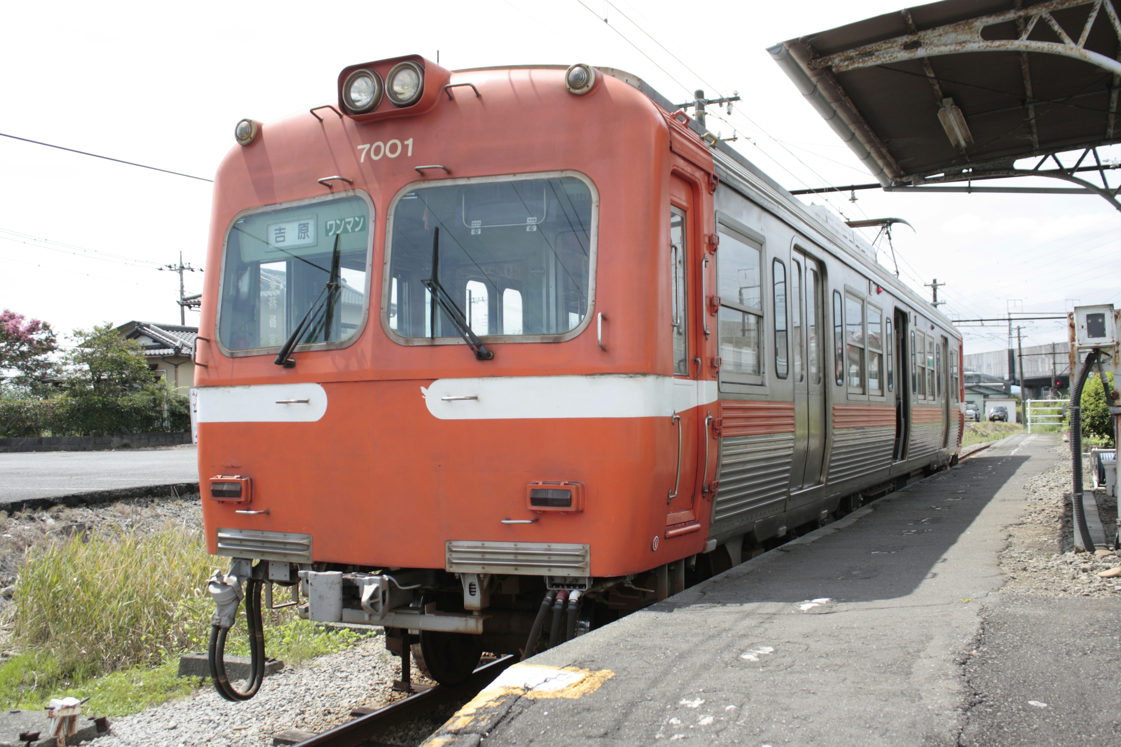 赤い電車が駅に停車中の風景