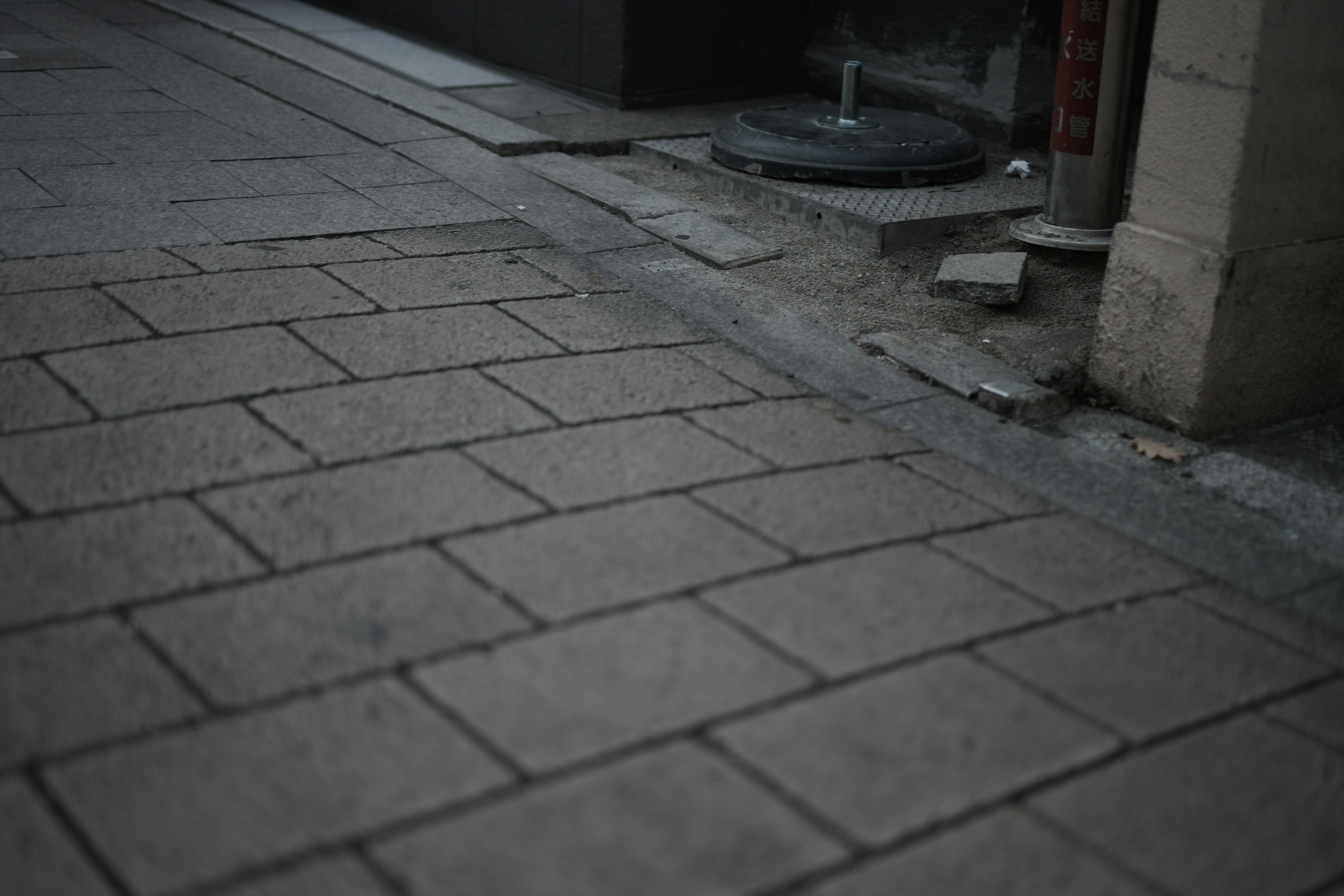 Image en gros plan d'un trottoir pavé avec des dalles en béton soigneusement disposées