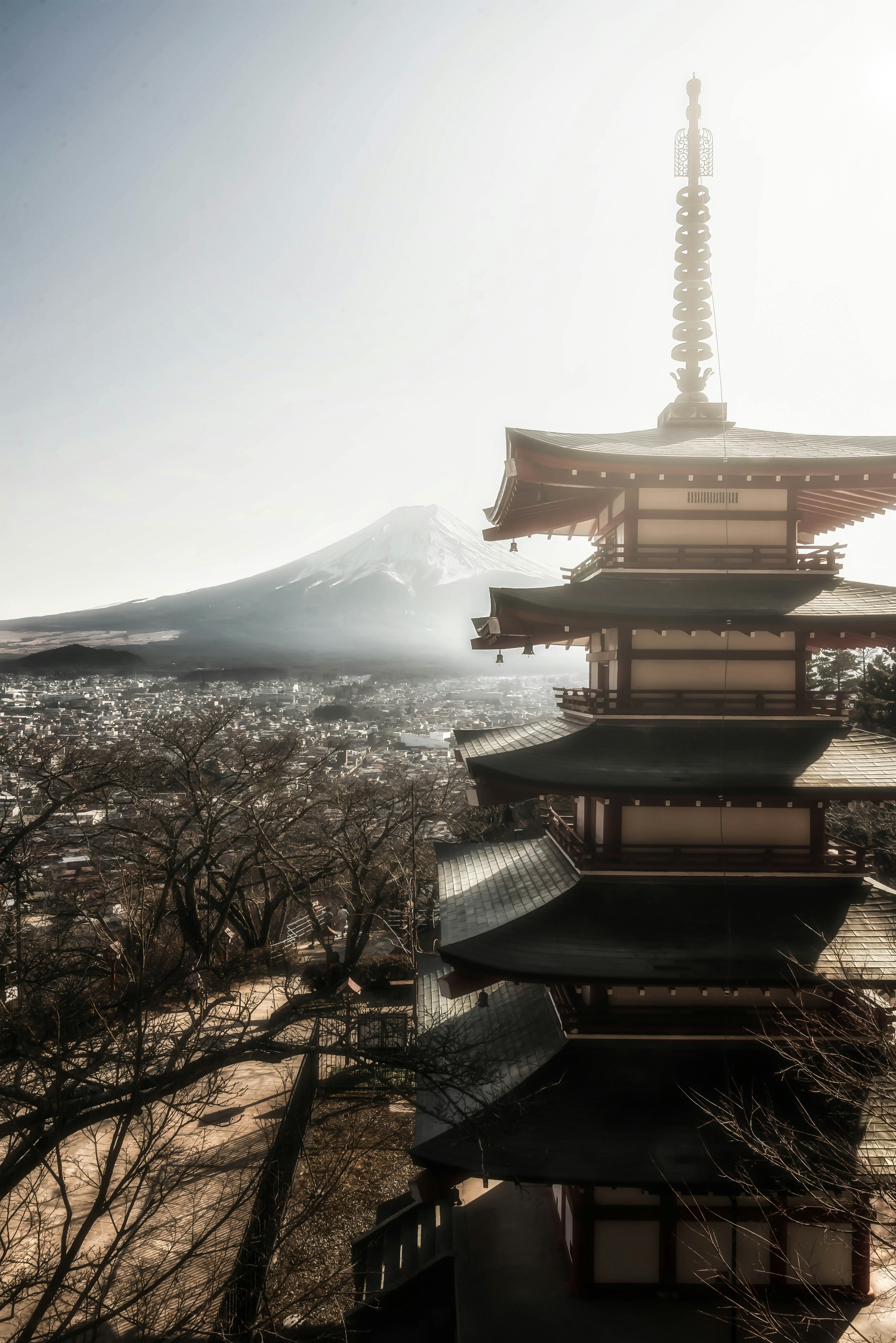 富士山を背景にした五重塔の風景