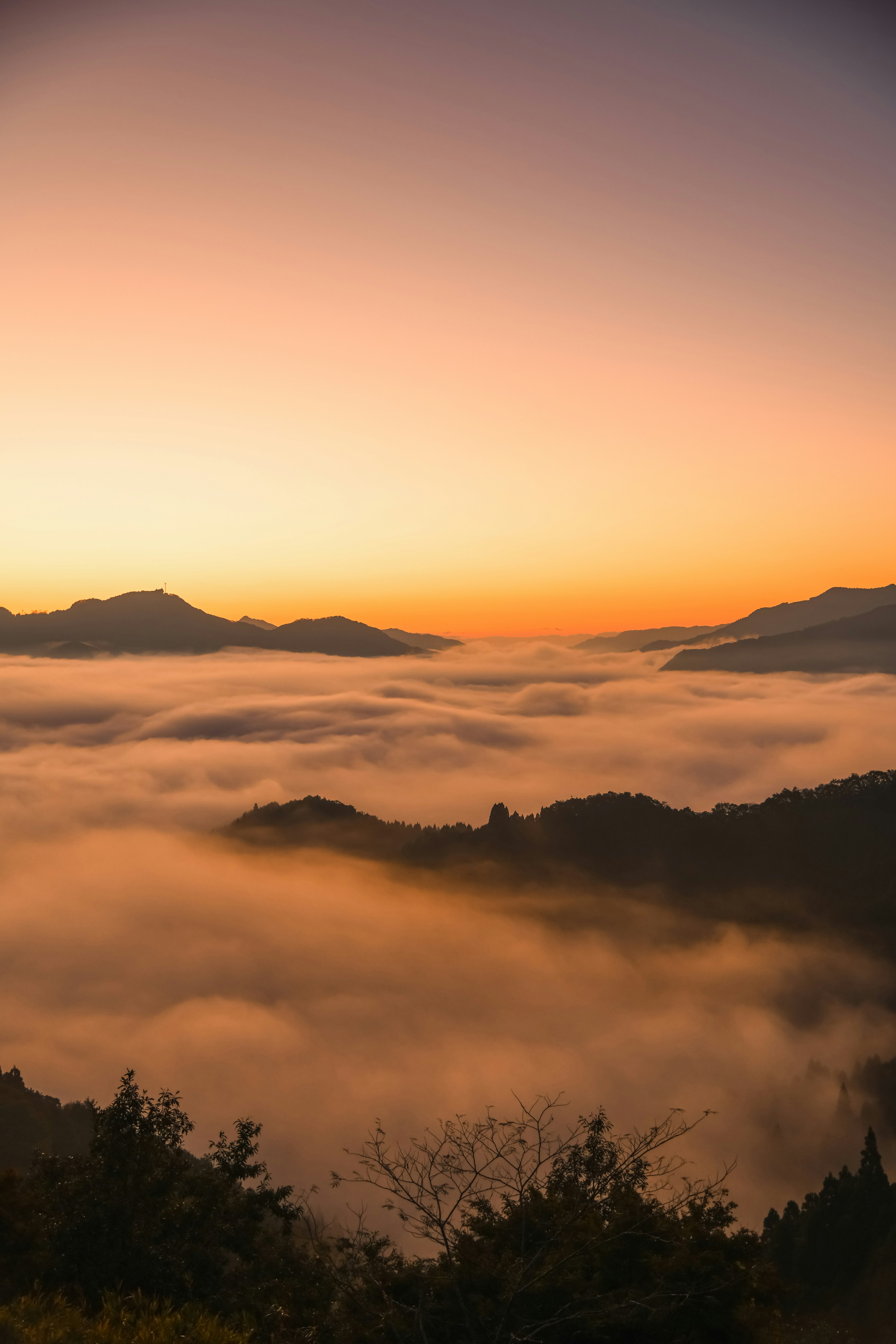 Wunderschöner Sonnenuntergang über einem Wolkenmeer