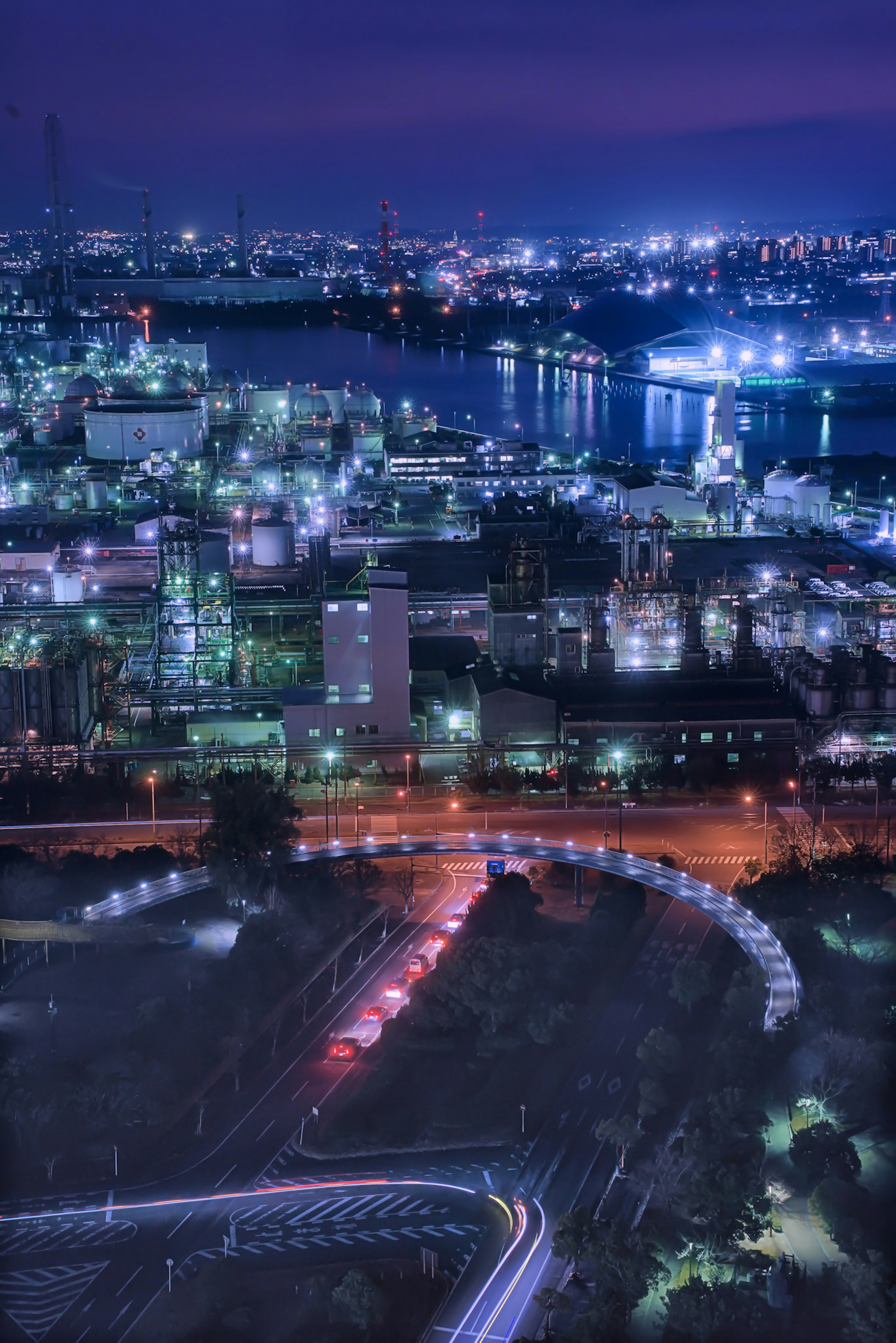 夜景の工業エリアと明かりが輝く海