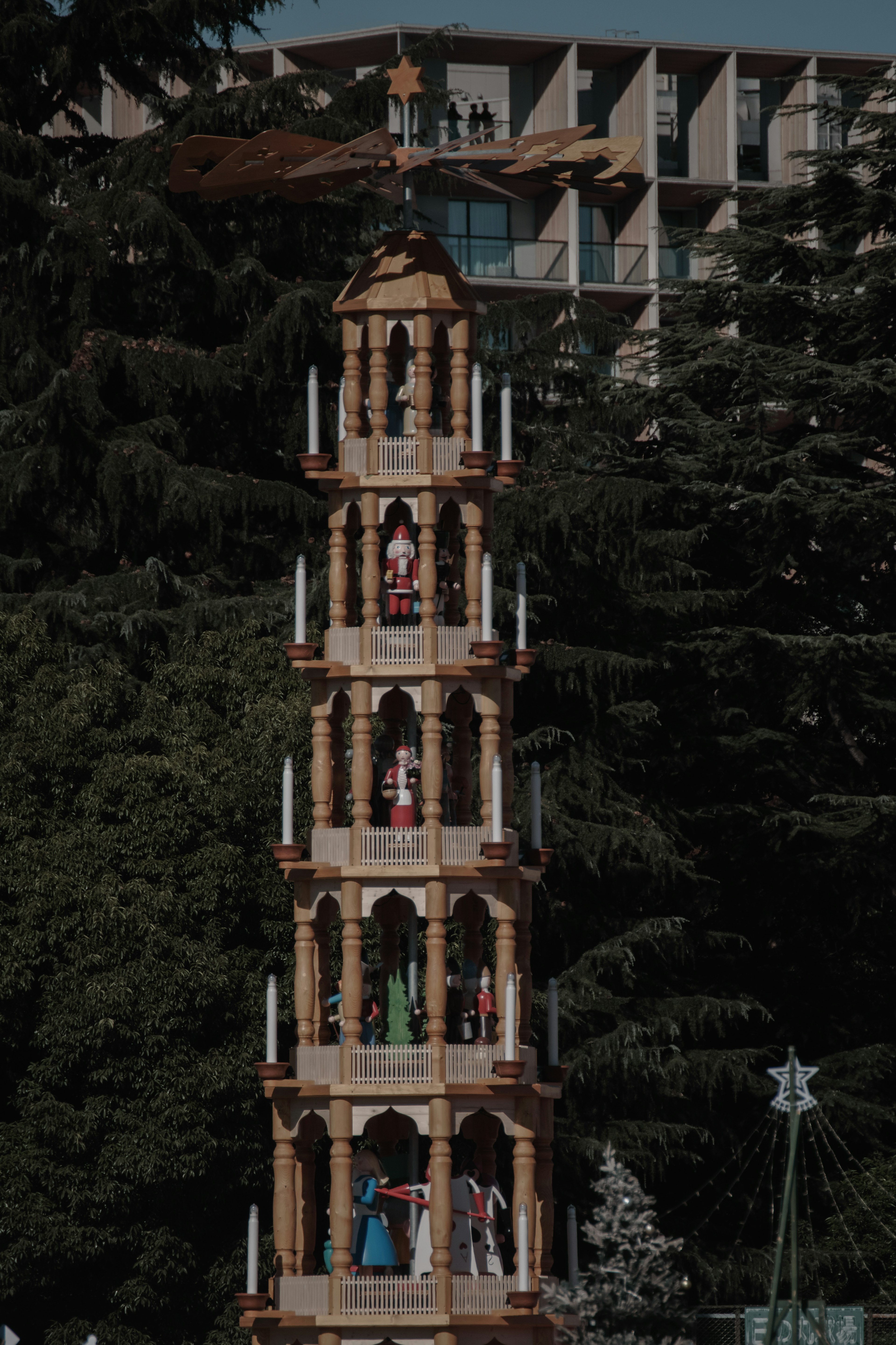 Piramide di Natale in legno si erge su uno sfondo verde