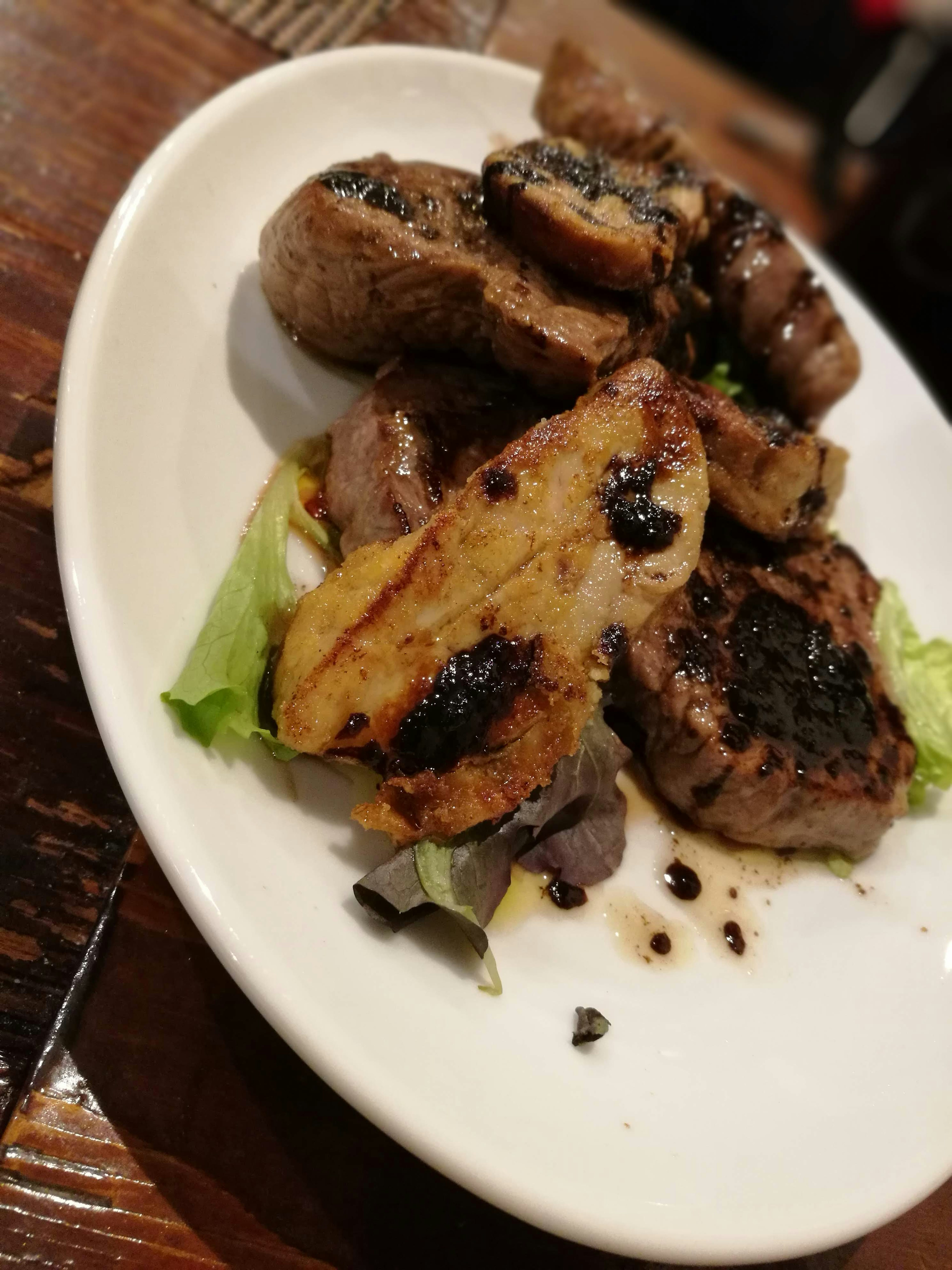 Plat de viande grillée délicieuse avec de la laitue