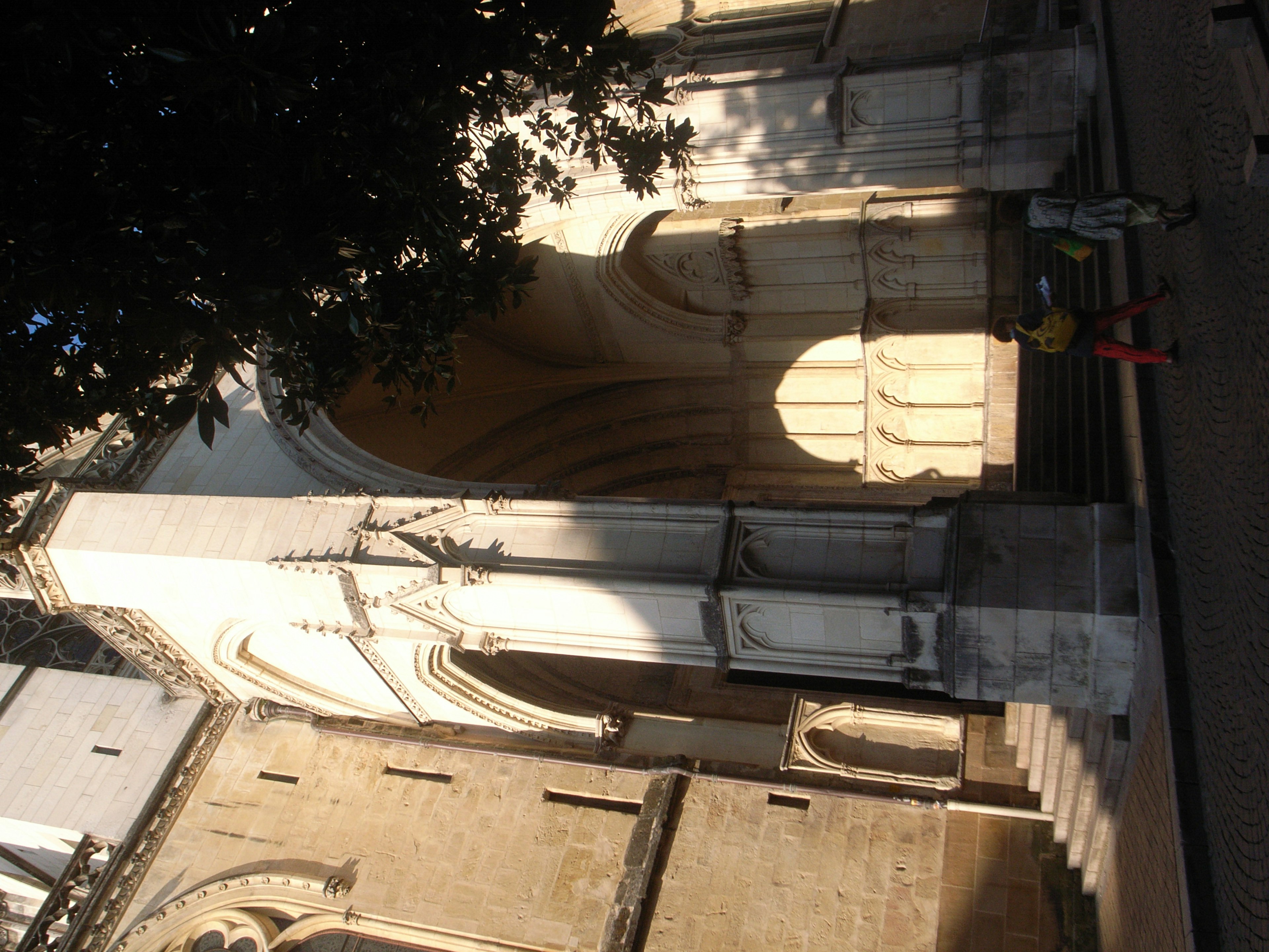 Vista esterna di una chiesa con ombre e gradini