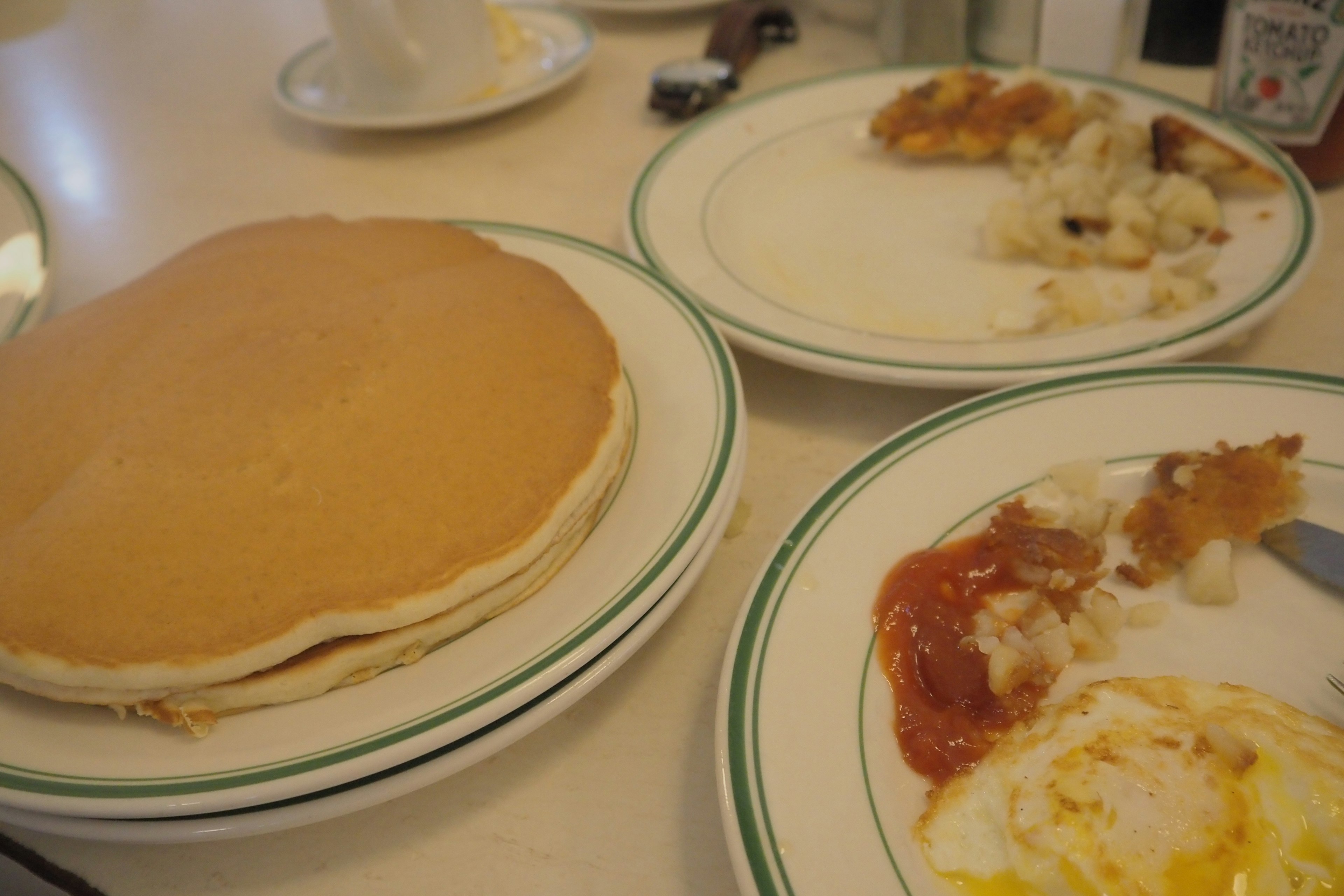 Platos de desayuno con panqueques y platos de huevo