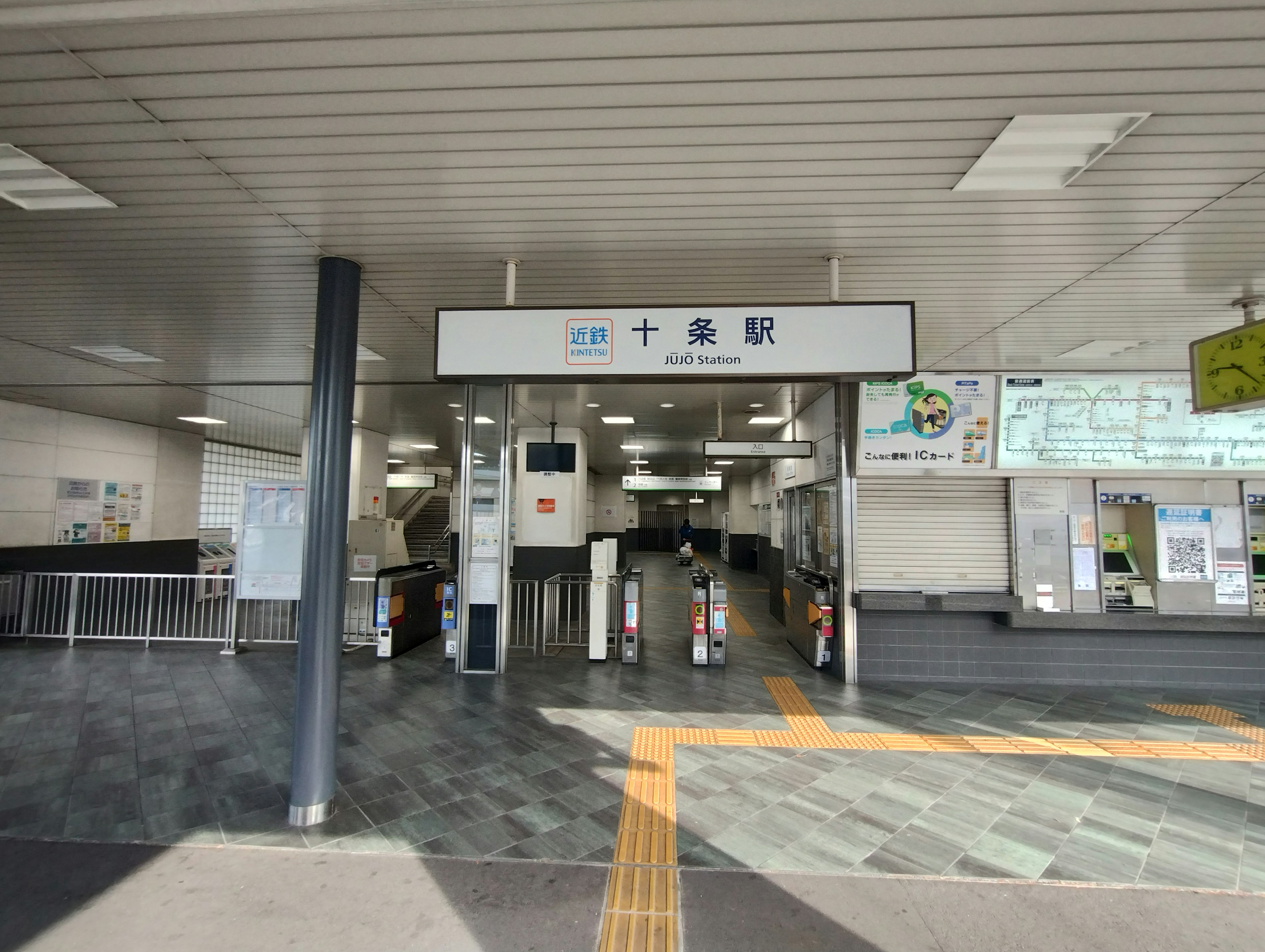 Entrée de la station Jujo avec des portillons et une signalétique visibles