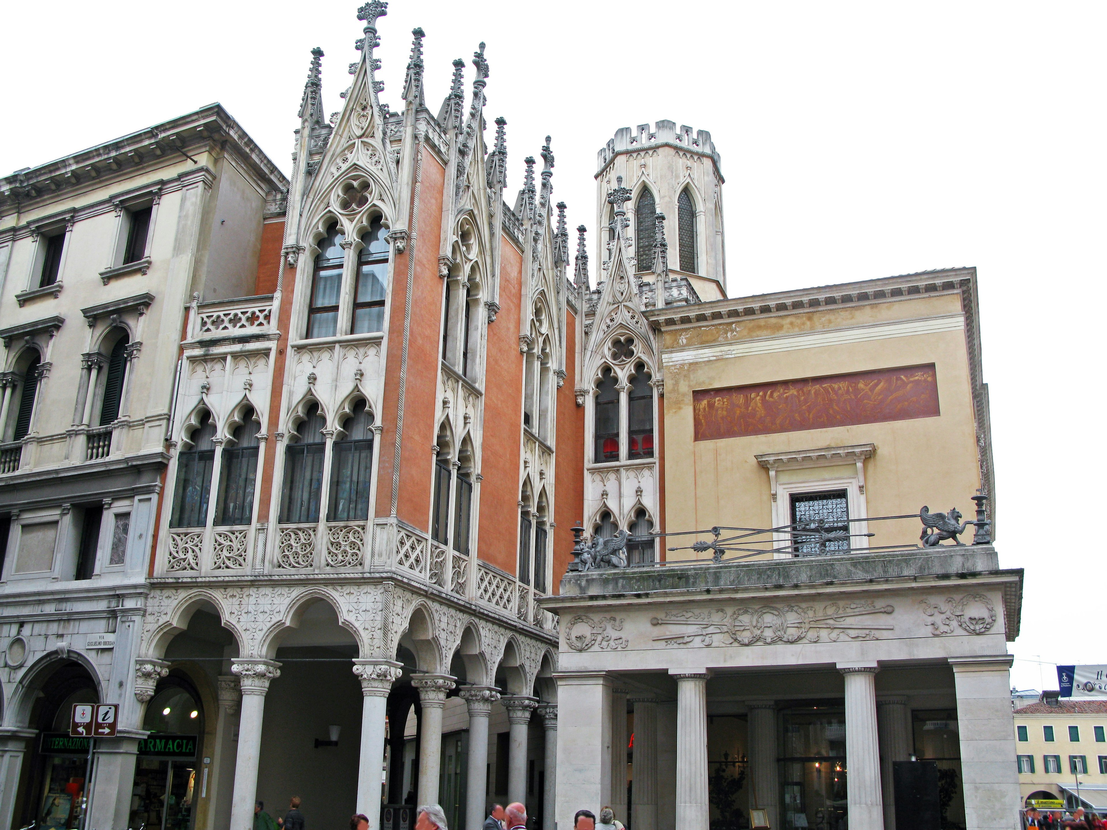 Vista esterna di un bellissimo edificio veneziano con facciata decorata