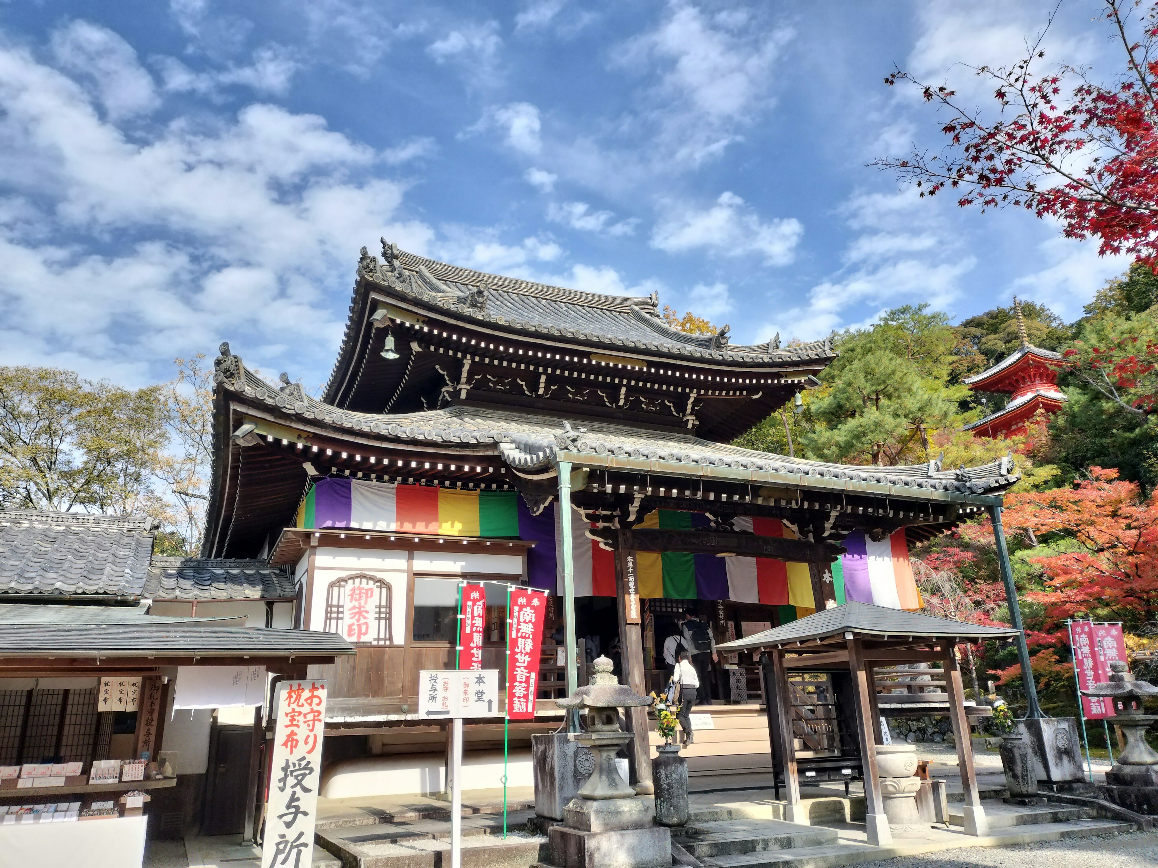 Esterno del tempio adornato con bandiere colorate e uno sfondo di cielo blu