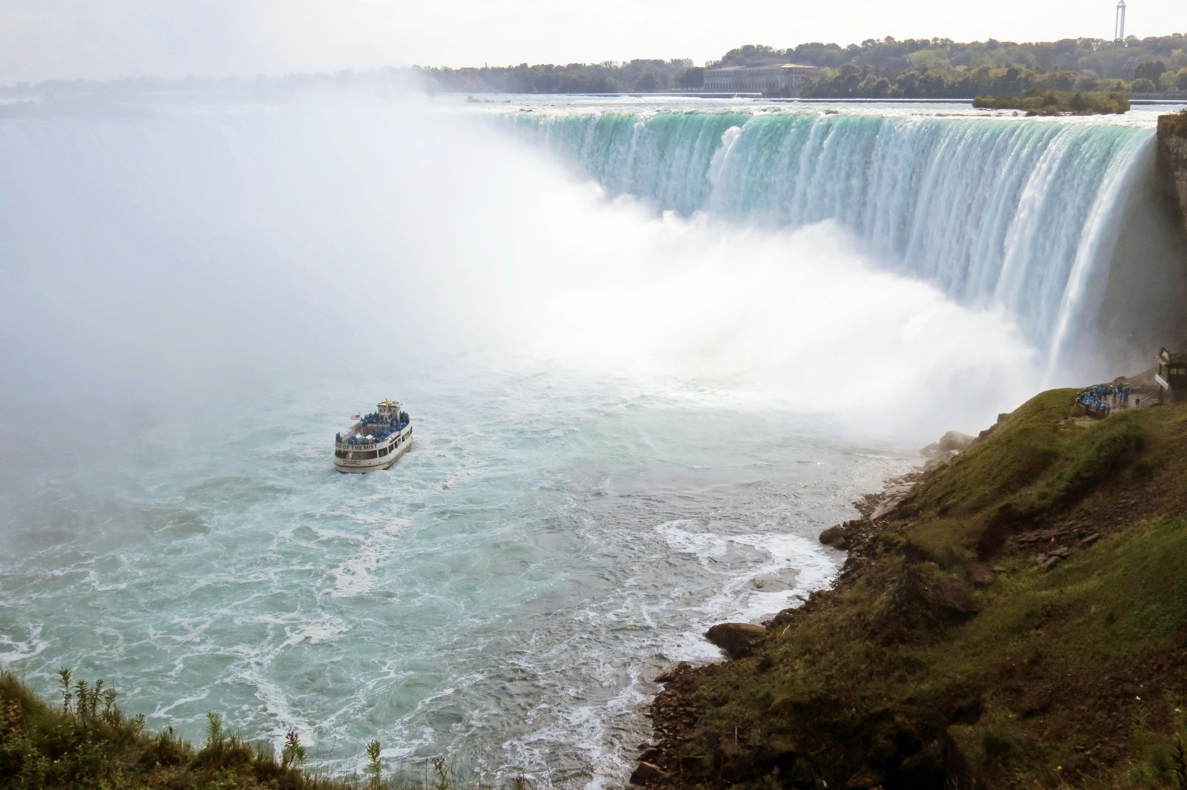 Pemandangan megah Air Terjun Niagara dengan sebuah perahu