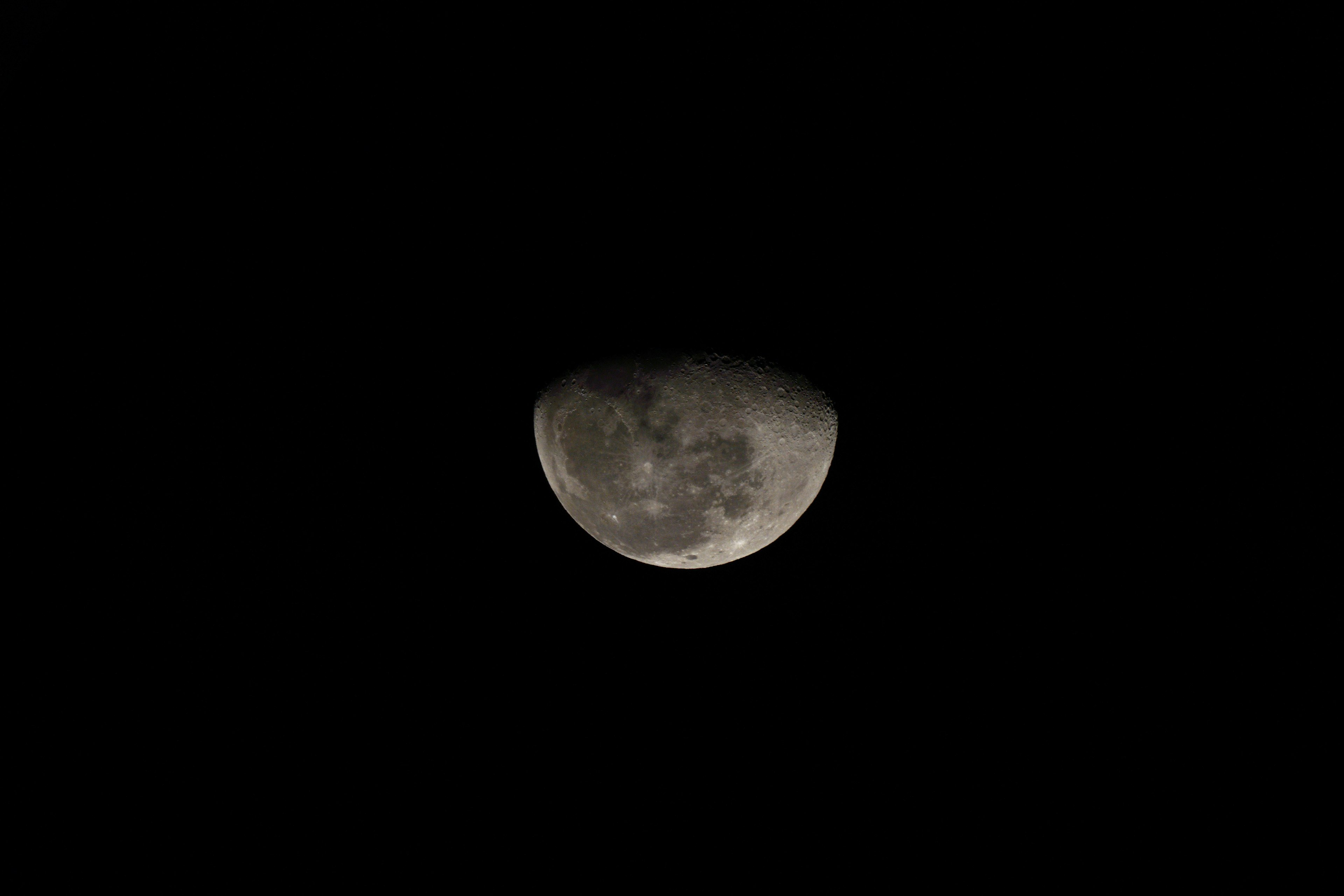 夜空中半月的特写