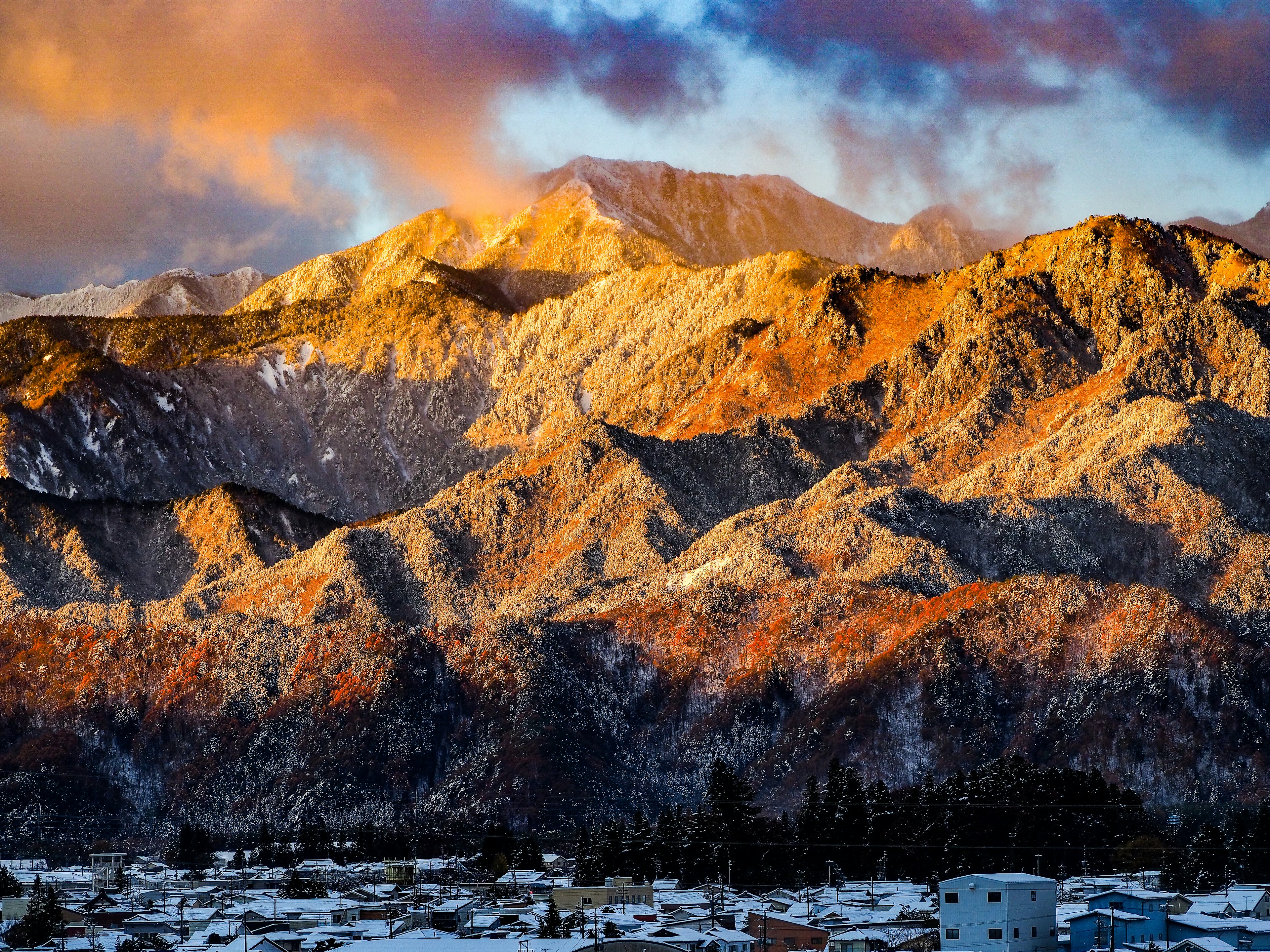 Montagnes enneigées avec un ciel de coucher de soleil coloré