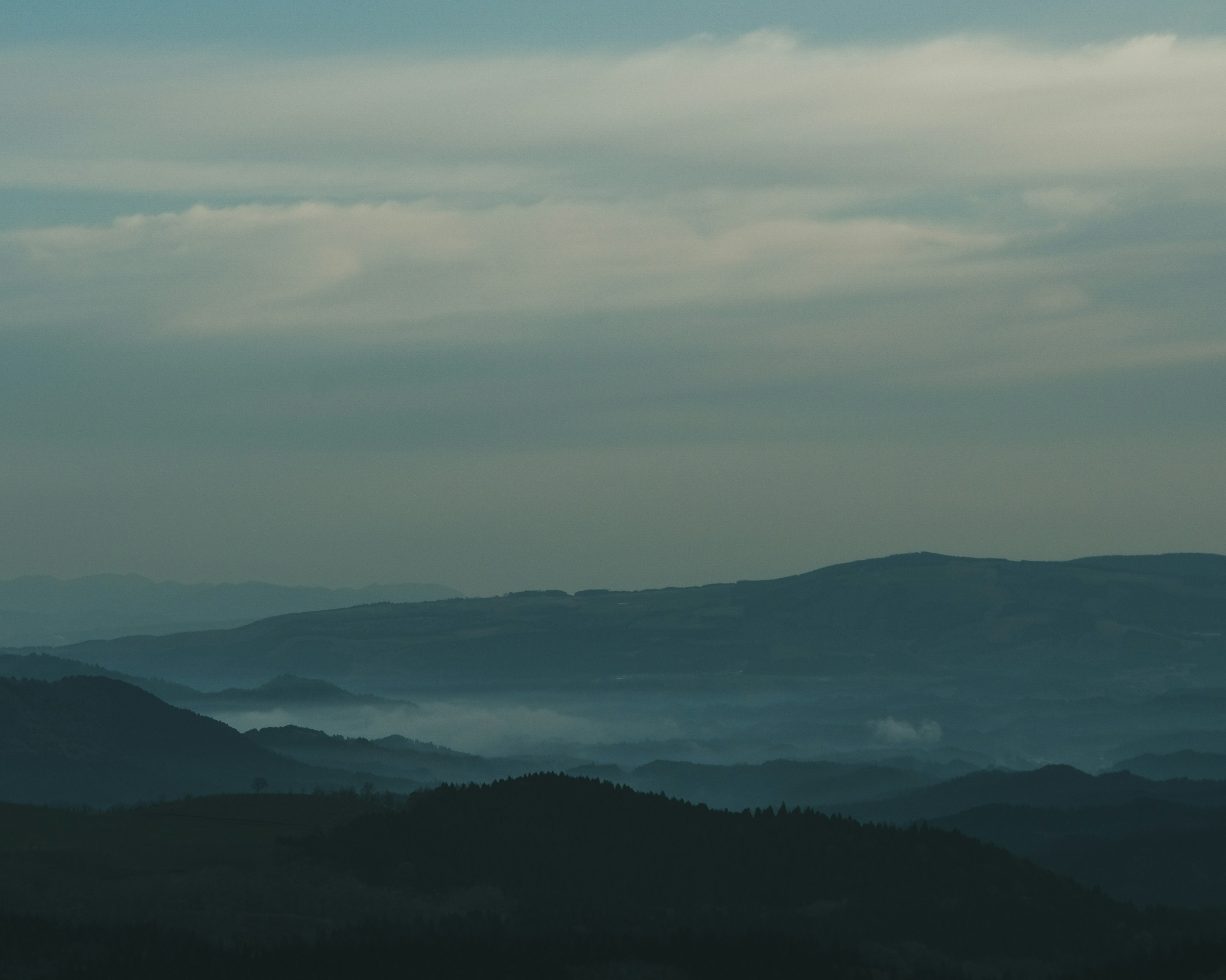 Entfernte Sicht auf Berge unter einem blauen Himmel mit Wolken