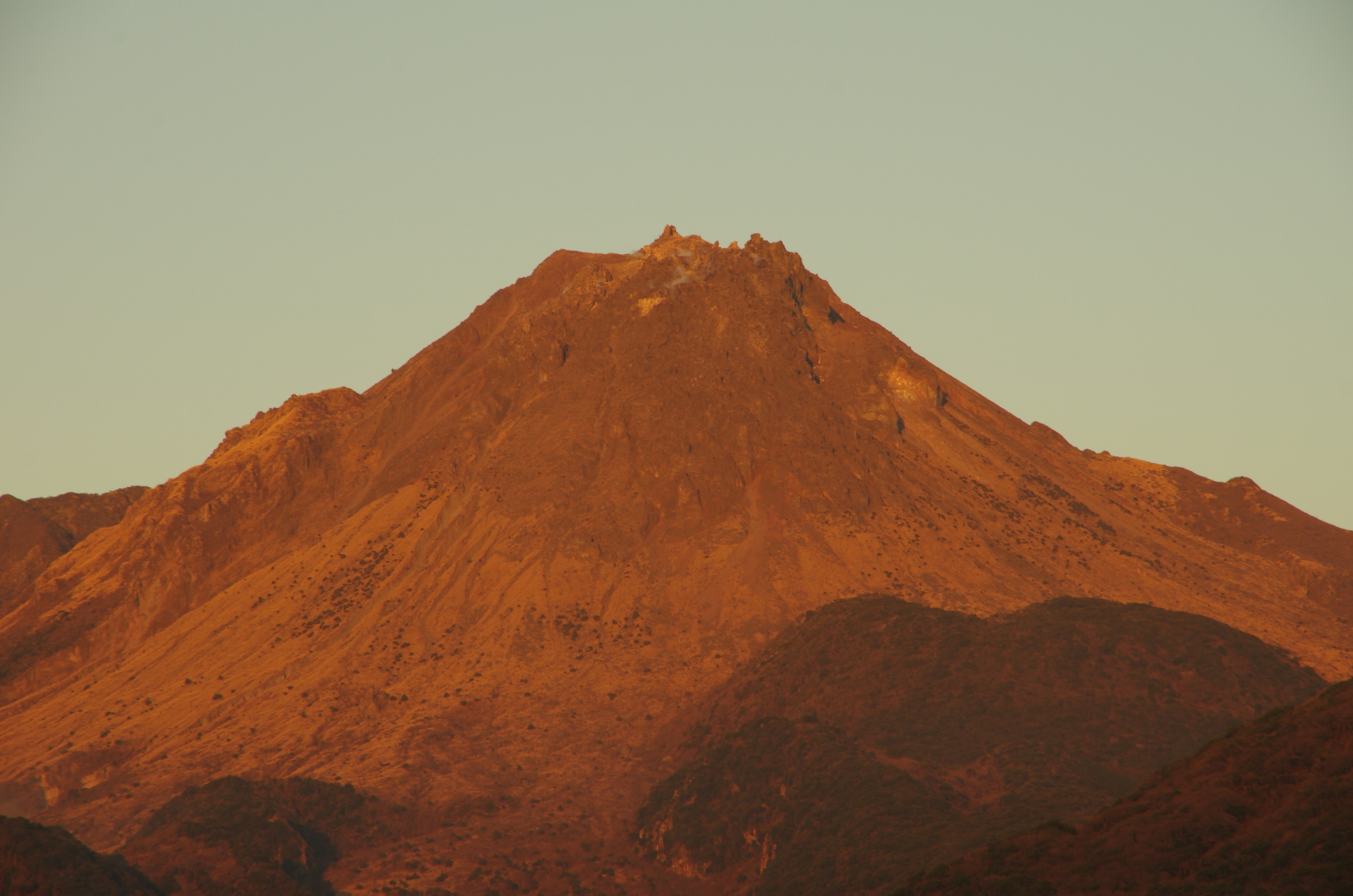 夕陽映照的山脈風景