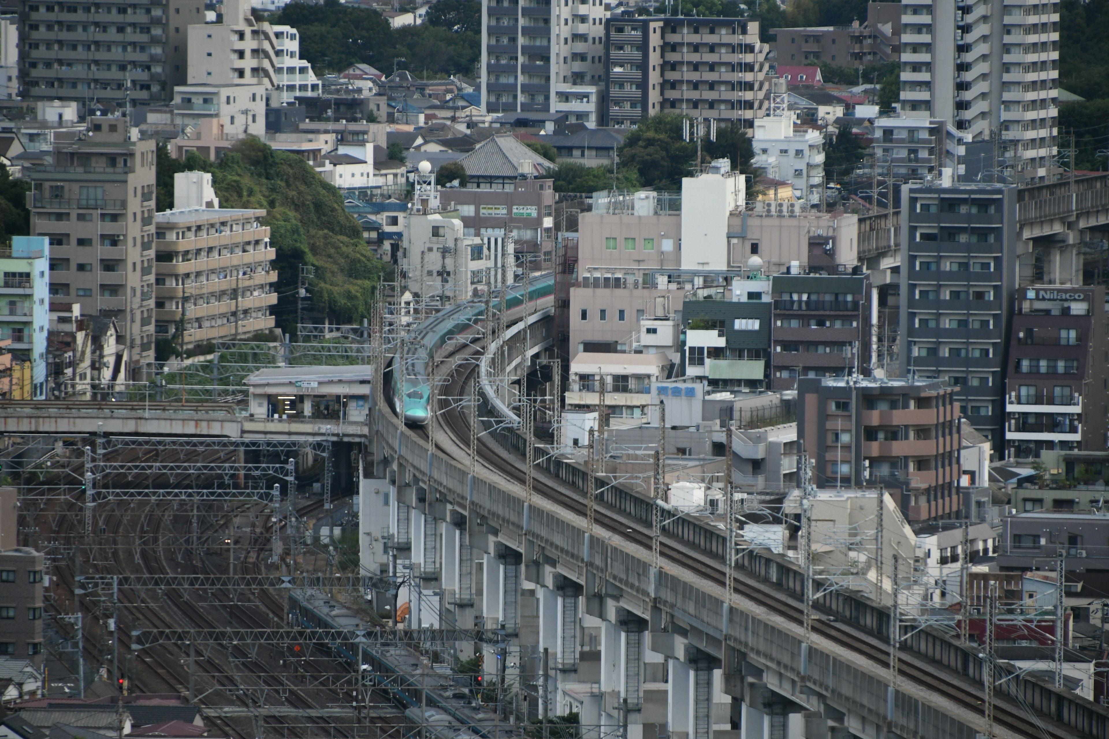 ทัศนียภาพของรางรถไฟยกระดับที่พันรอบอาคารในเมือง