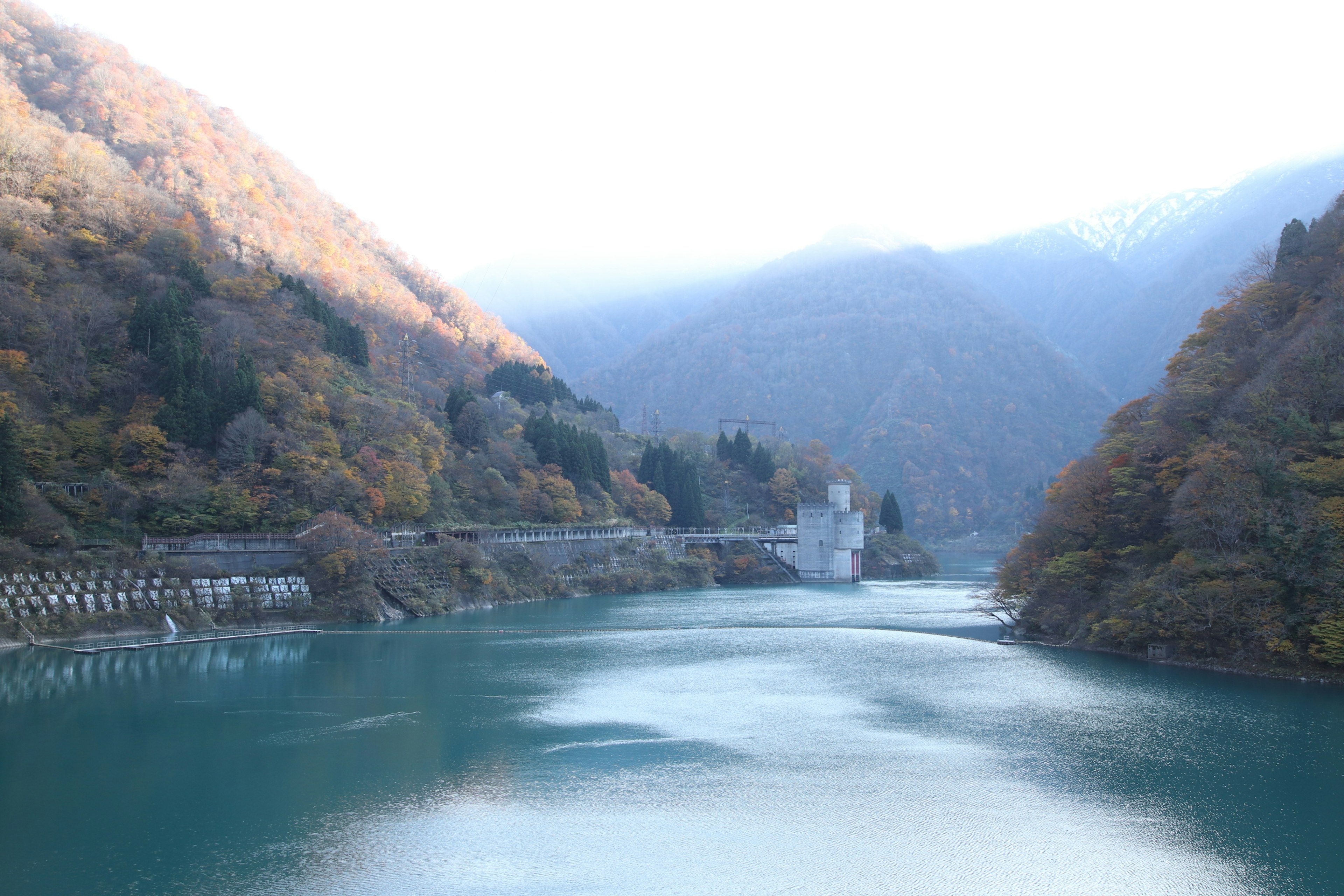 美しい山々に囲まれた静かな湖の風景