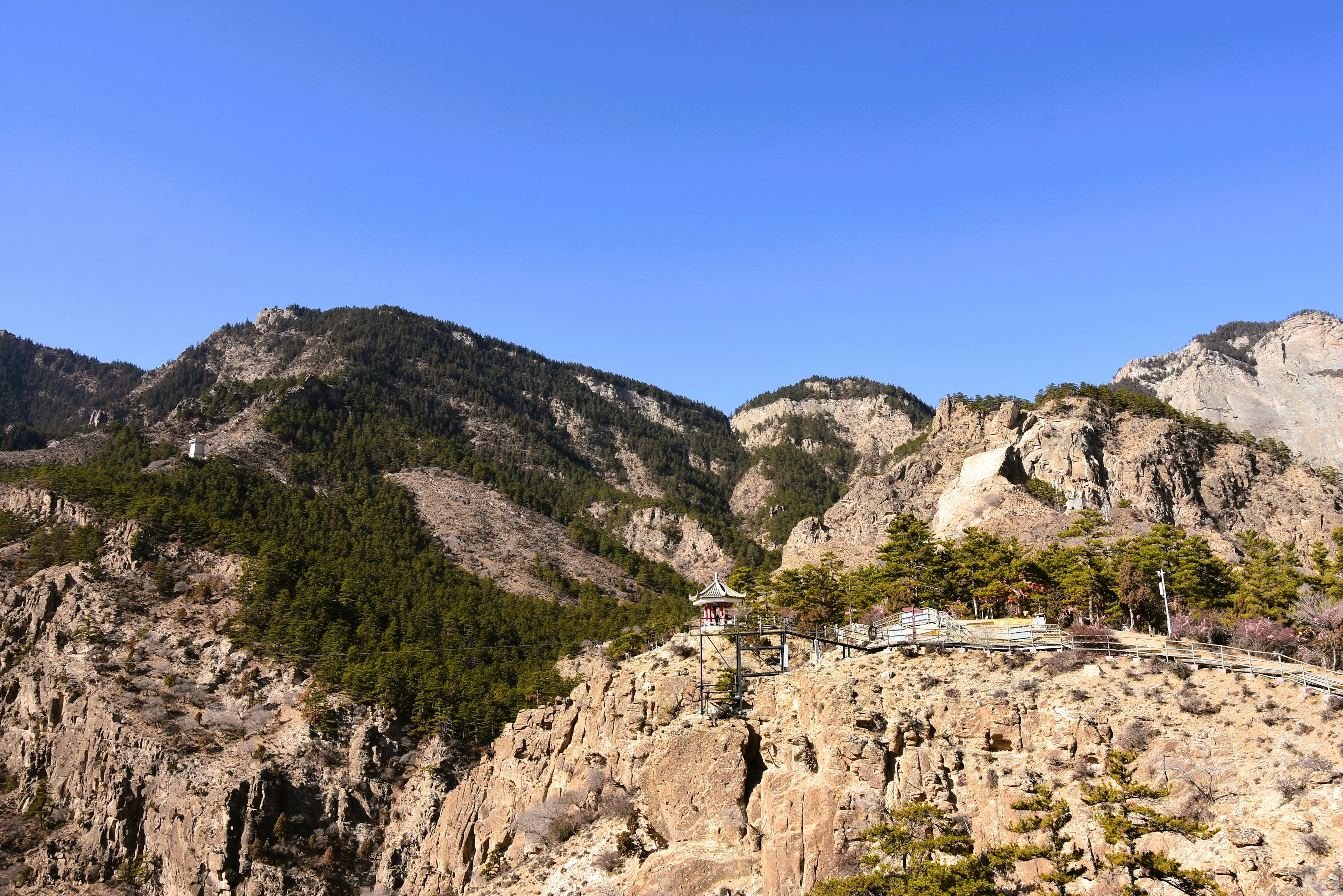 青い空と山々が広がる風景 岩肌と緑の木々が印象的