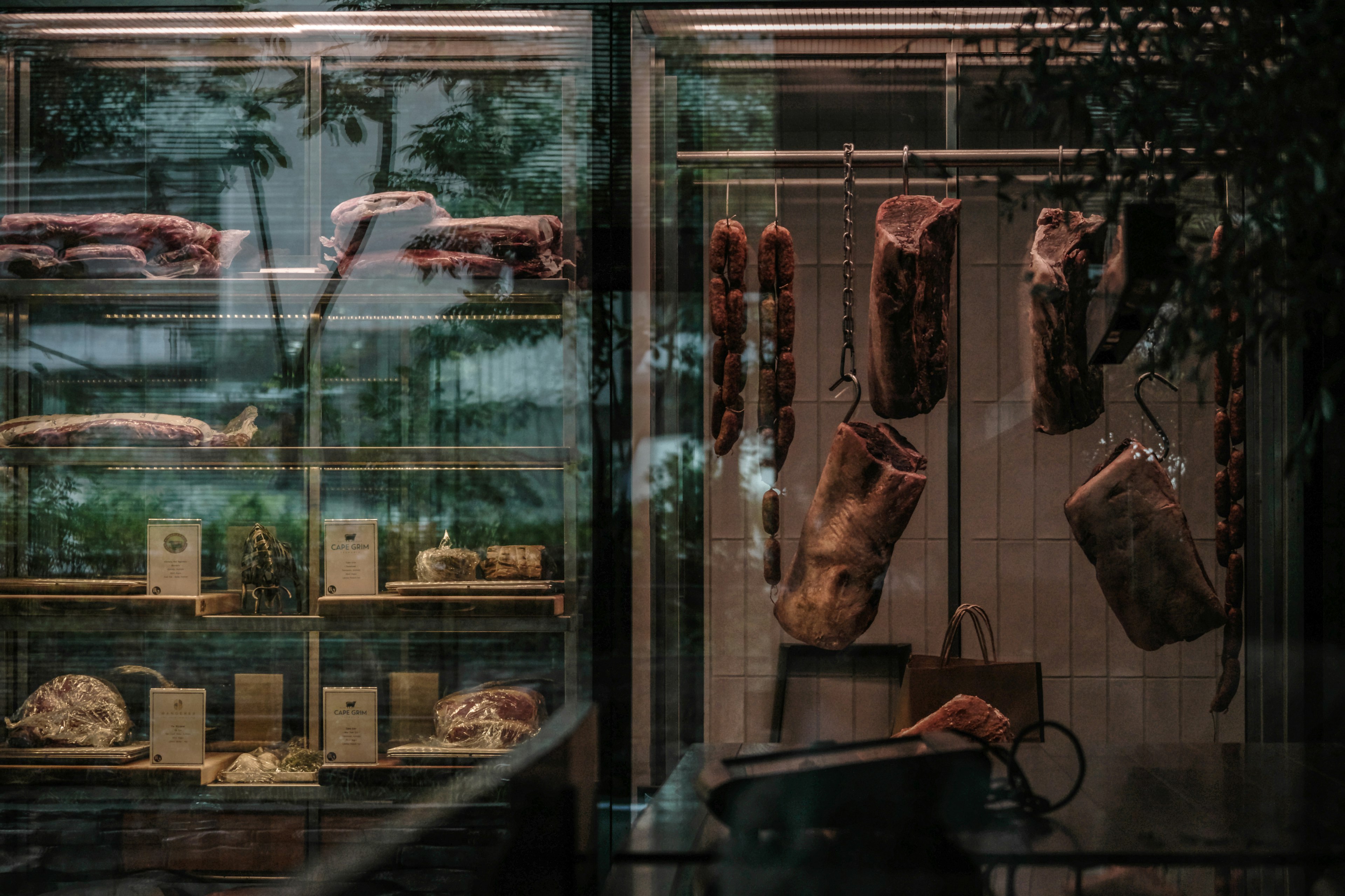 Vitrine d'une boucherie avec différentes découpes de viande