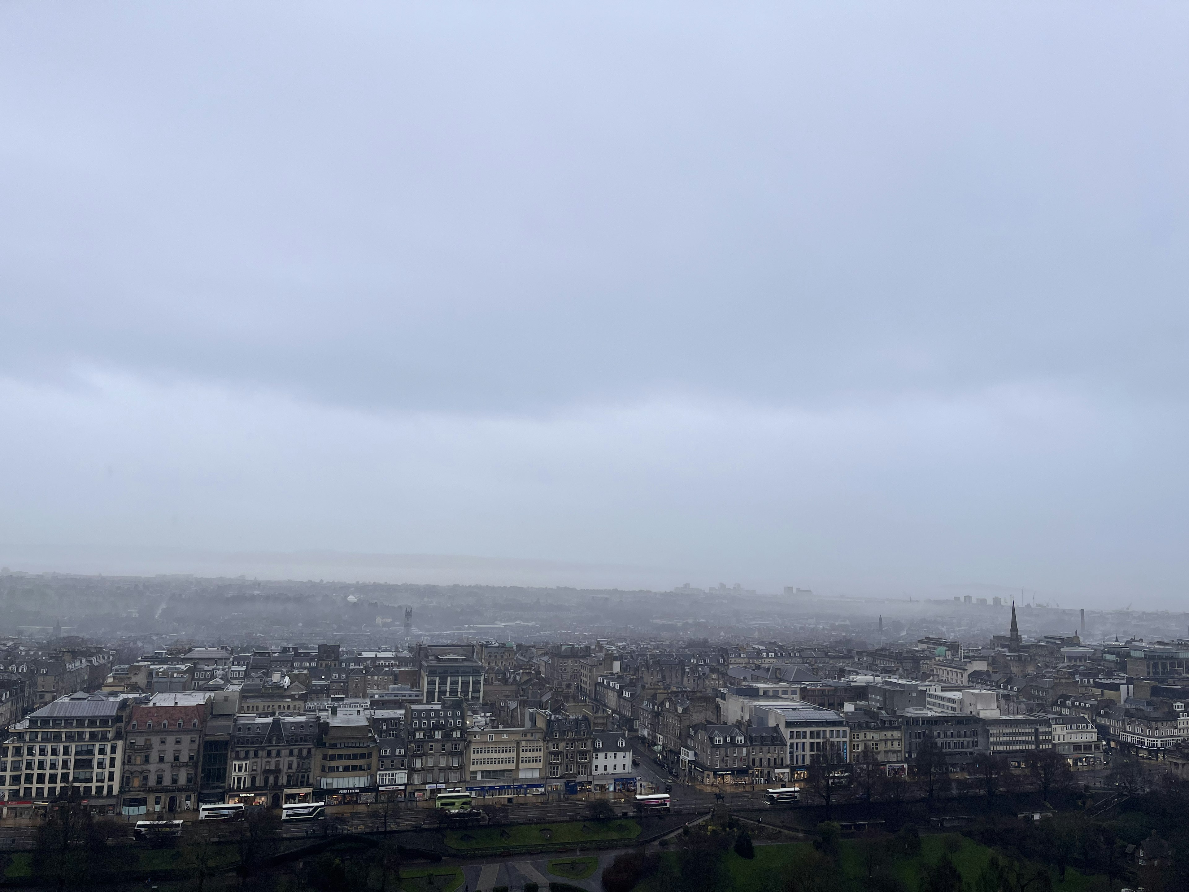 Pemandangan kota Paris di bawah langit mendung