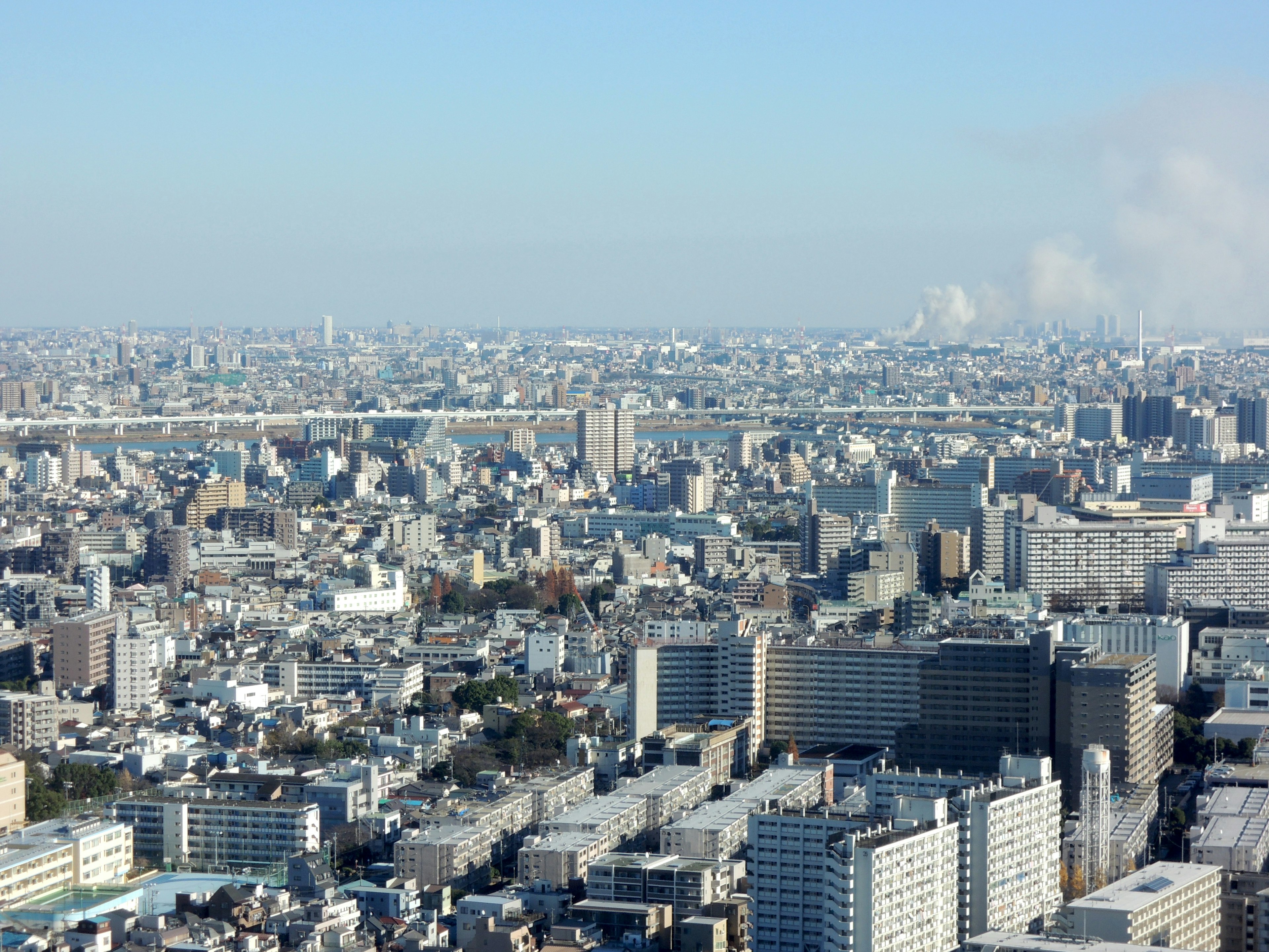 Vista panoramica di uno skyline urbano con grattacieli sotto un cielo blu chiaro