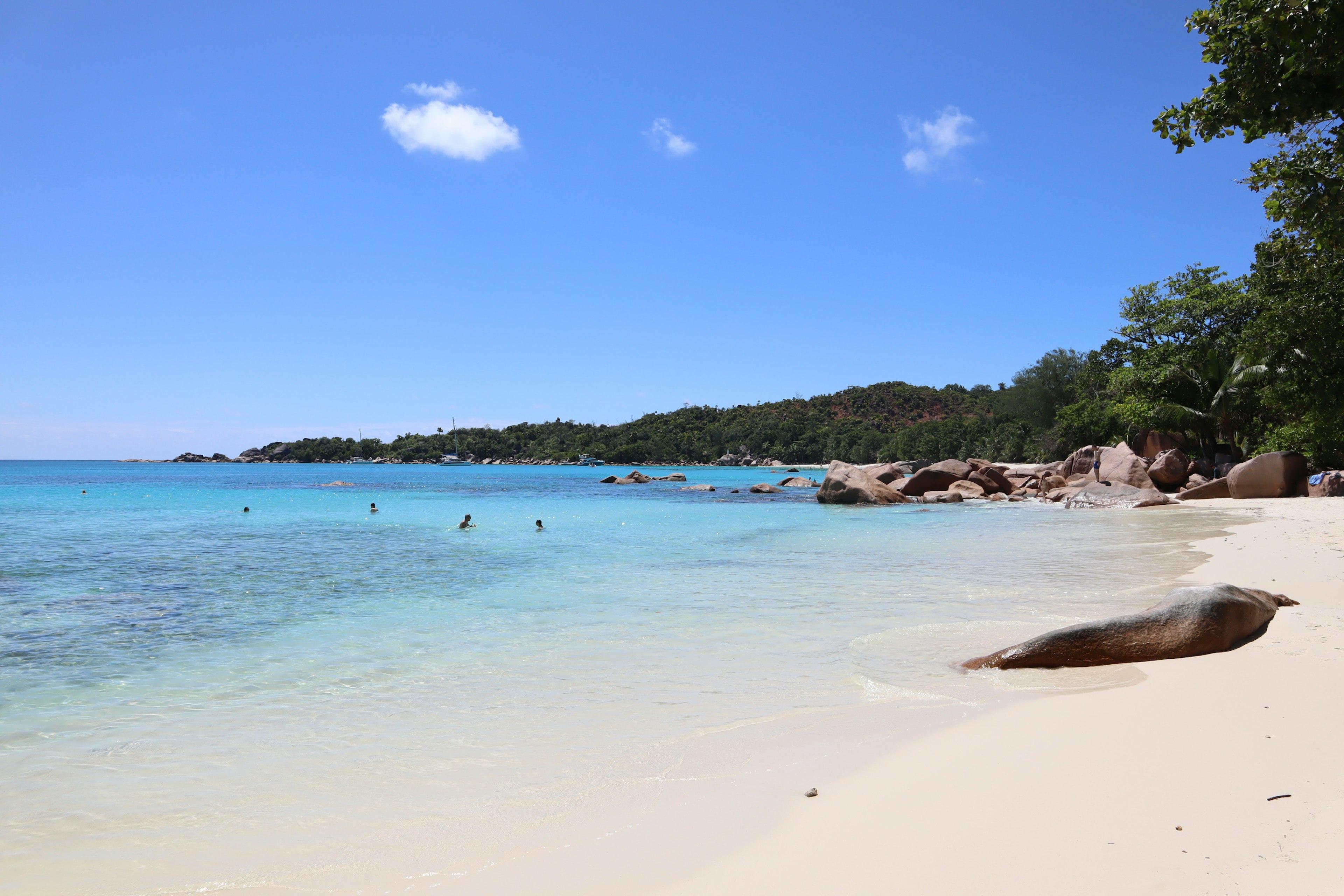 ทิวทัศน์ชายหาดที่สวยงามพร้อมน้ำสีฟ้าและทรายขาว