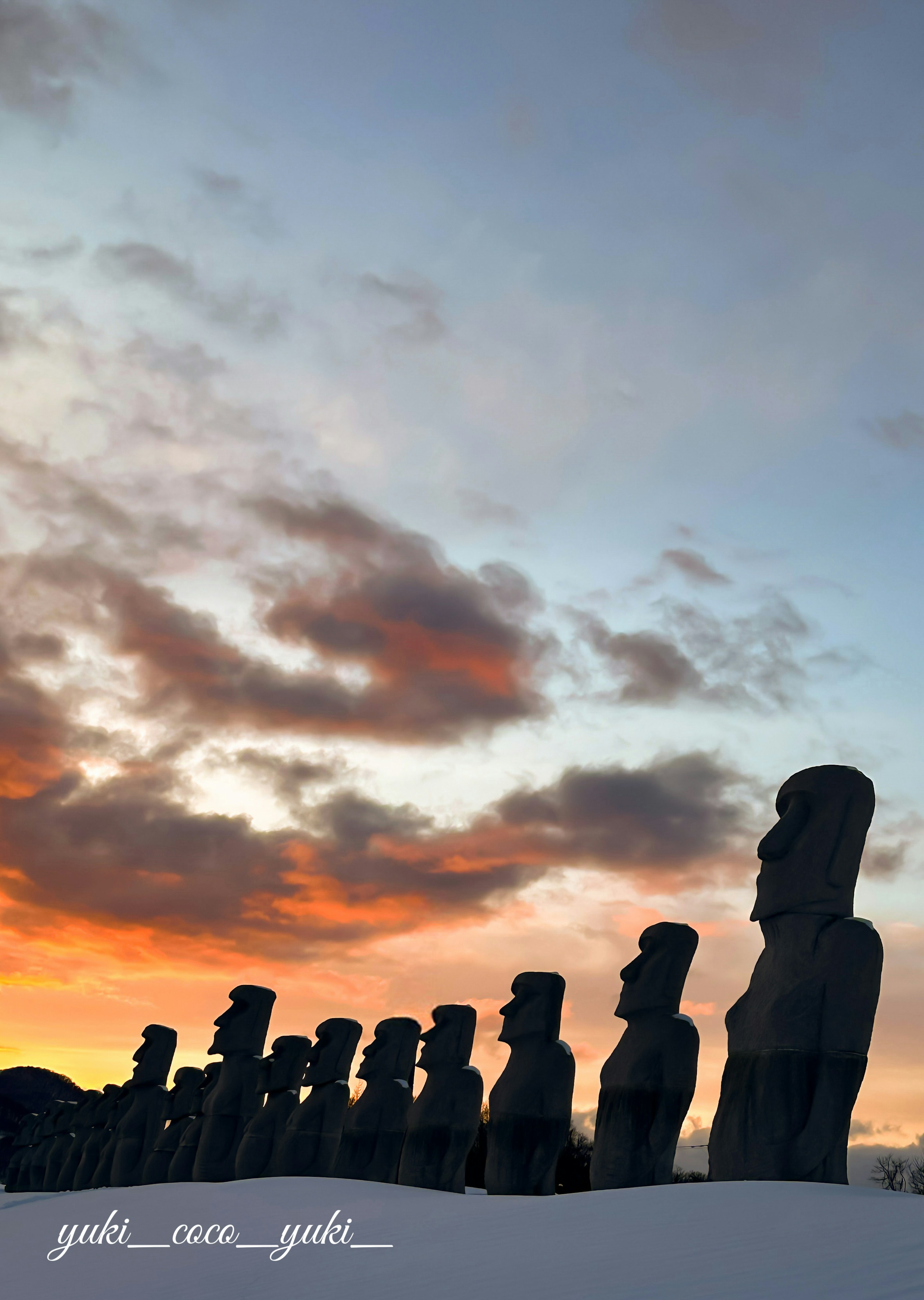 Siluet patung Moai di Pulau Paskah saat matahari terbenam