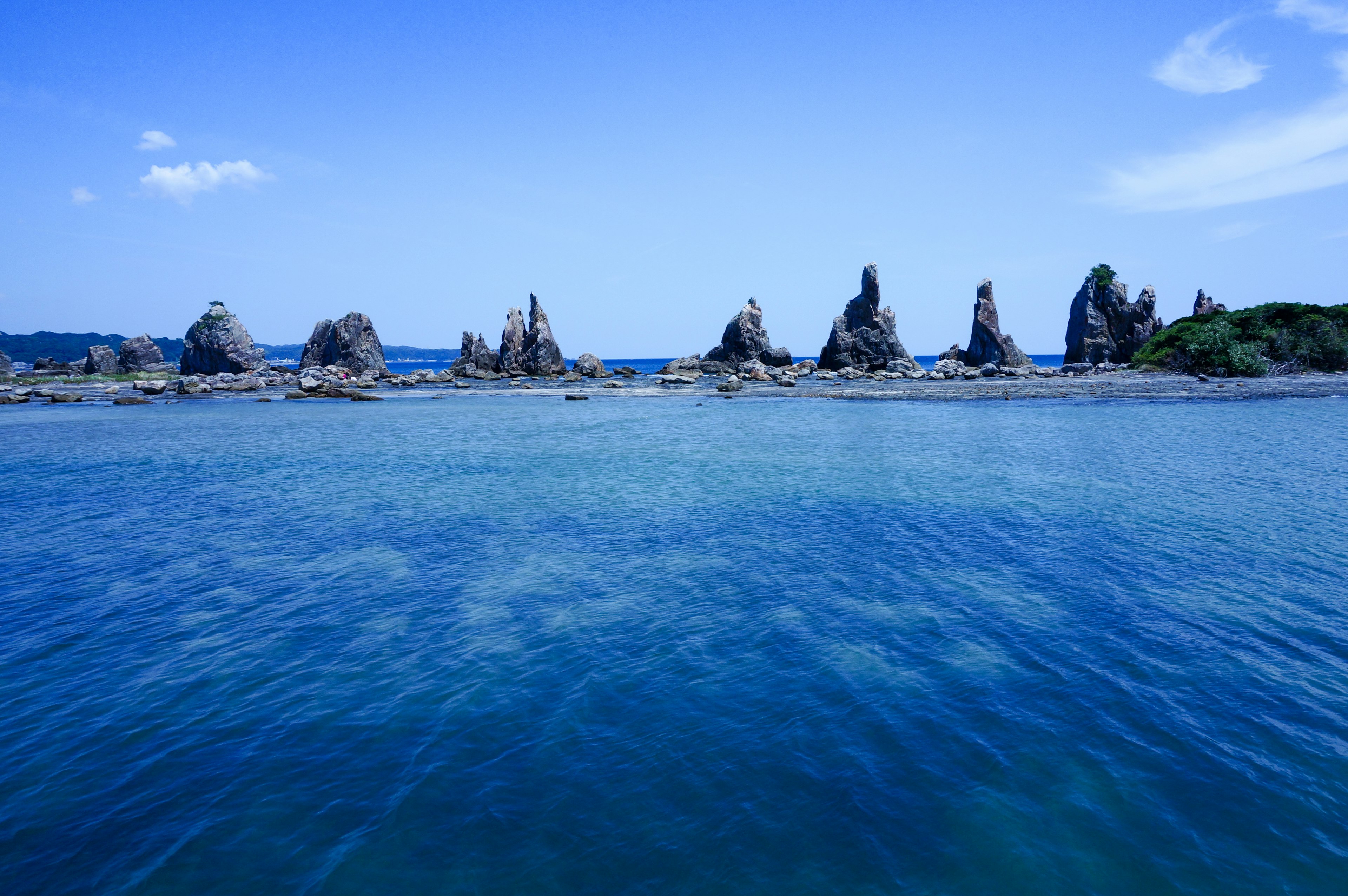 Pemandangan laut biru dengan formasi batuan