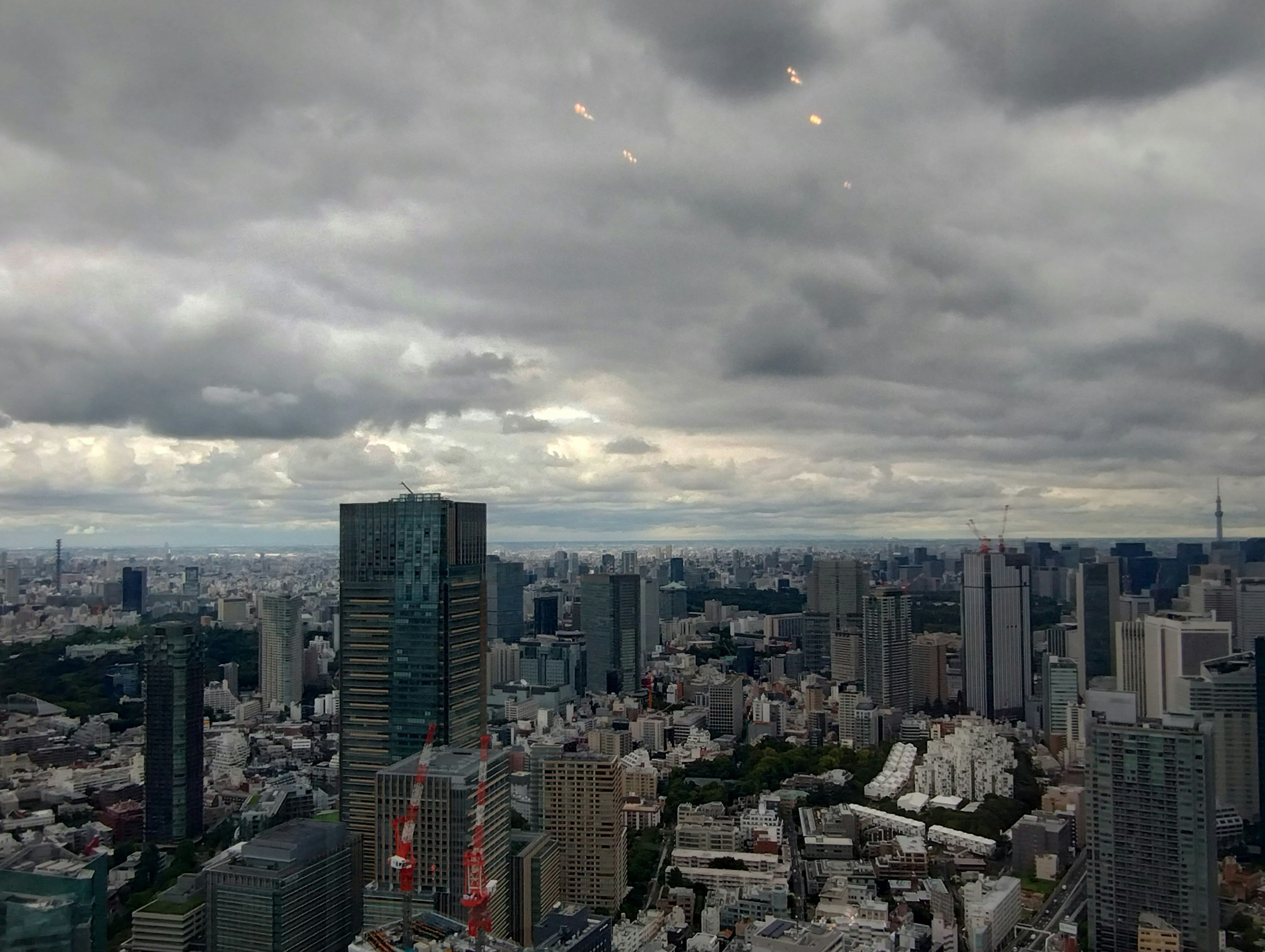 Pemandangan garis langit Tokyo dengan langit mendung