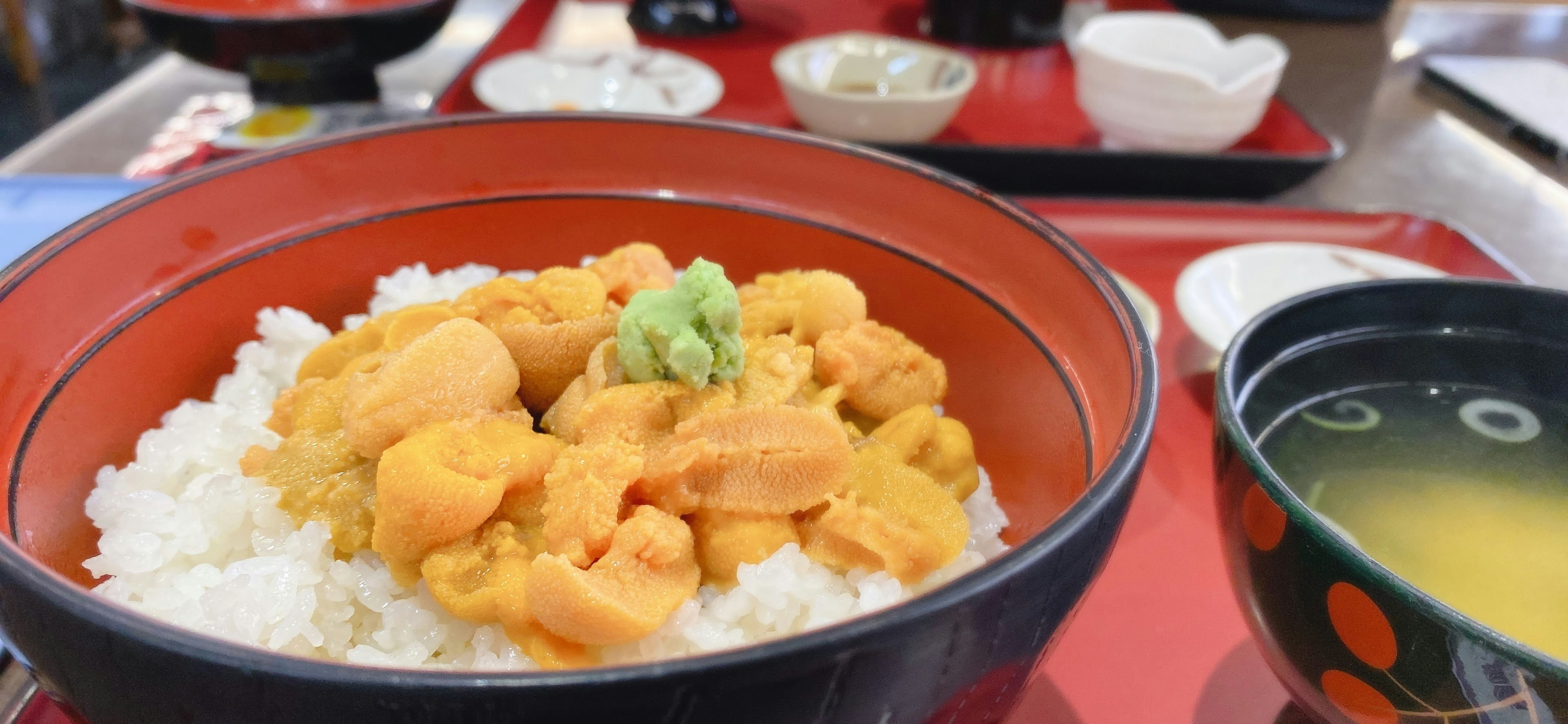 ウニ丼と味噌汁のセットが並ぶ食事風景